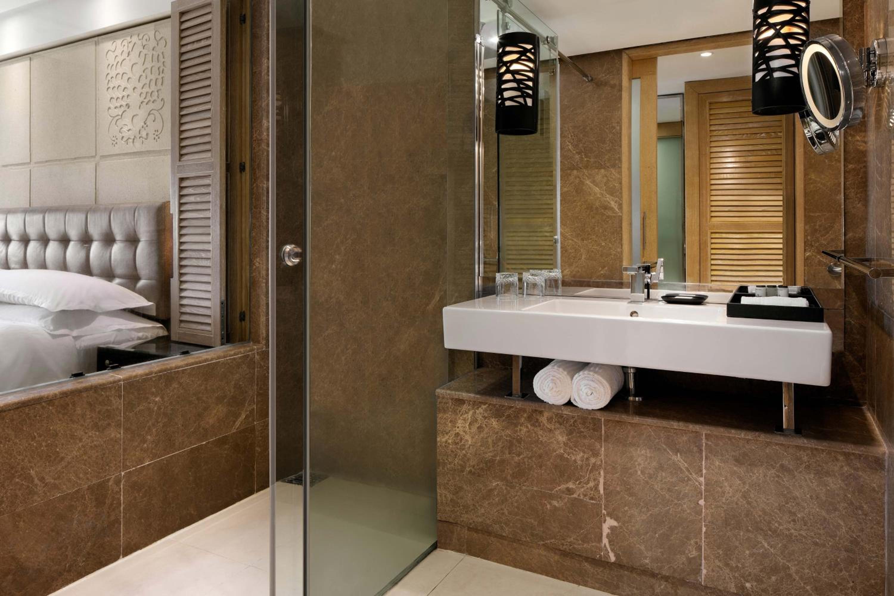 Premium King Room - High Floor/Club Lounge Access - Photo 7