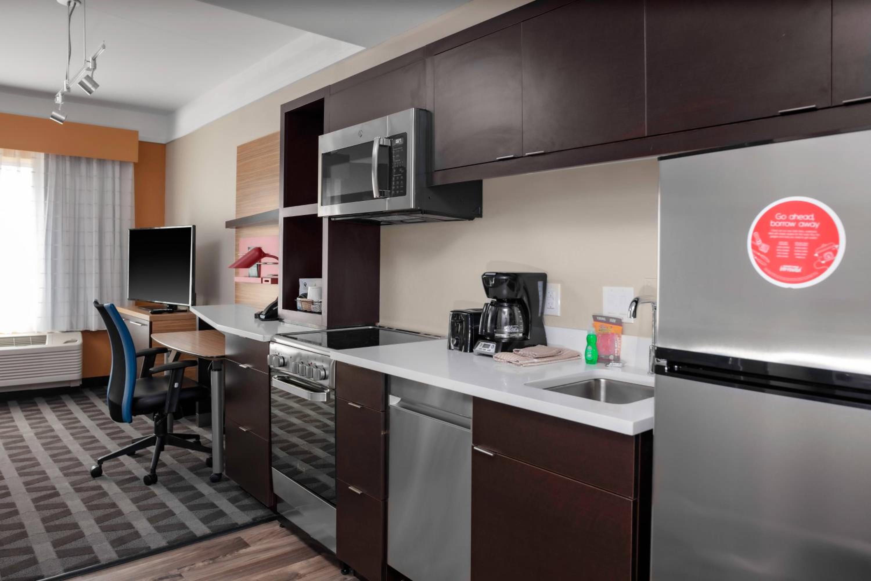 1 Bedroom Suite, 1 Queen, Sofa bed - Photo 2