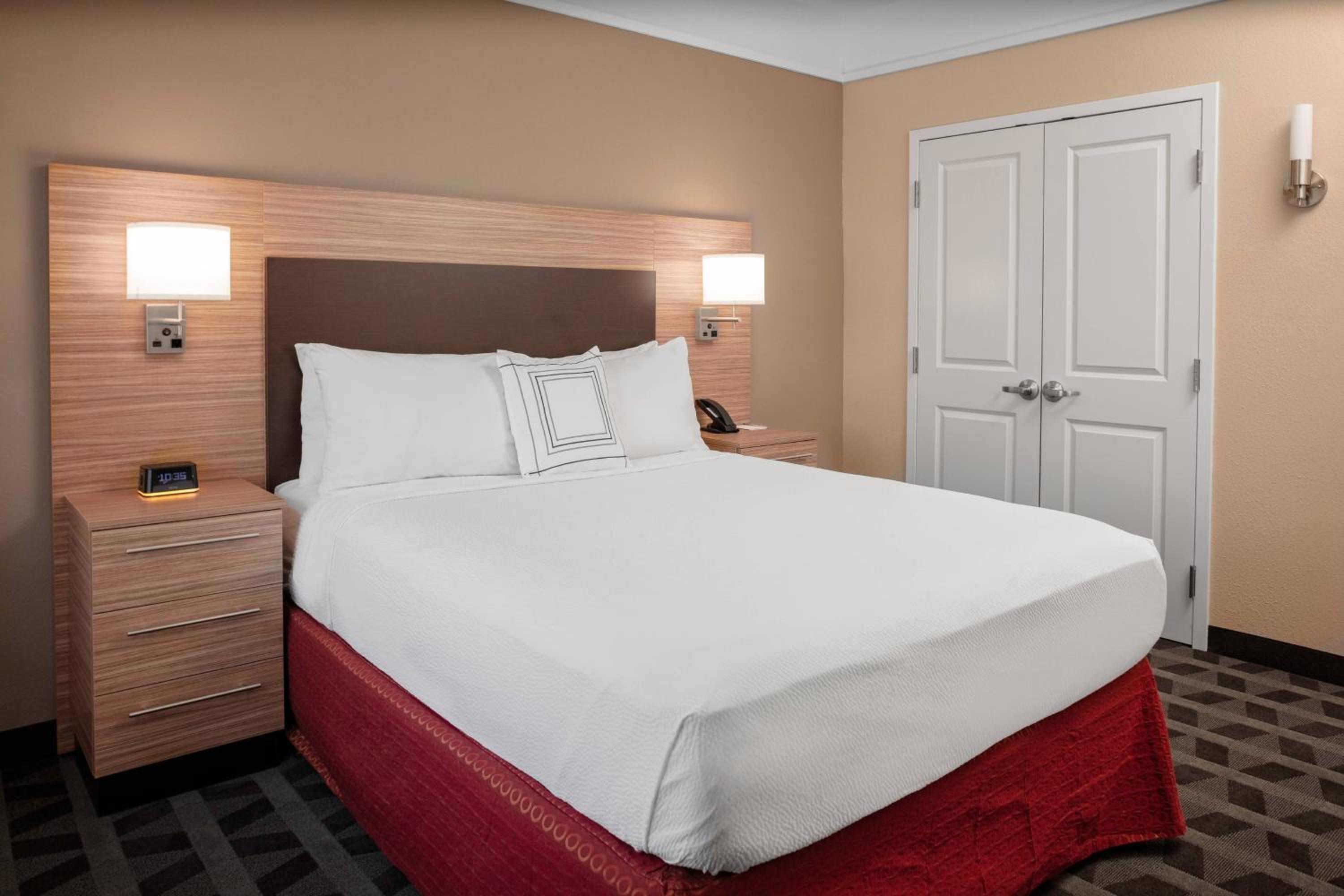 1 Bedroom Suite, 1 Queen, Sofa bed - Photo 1