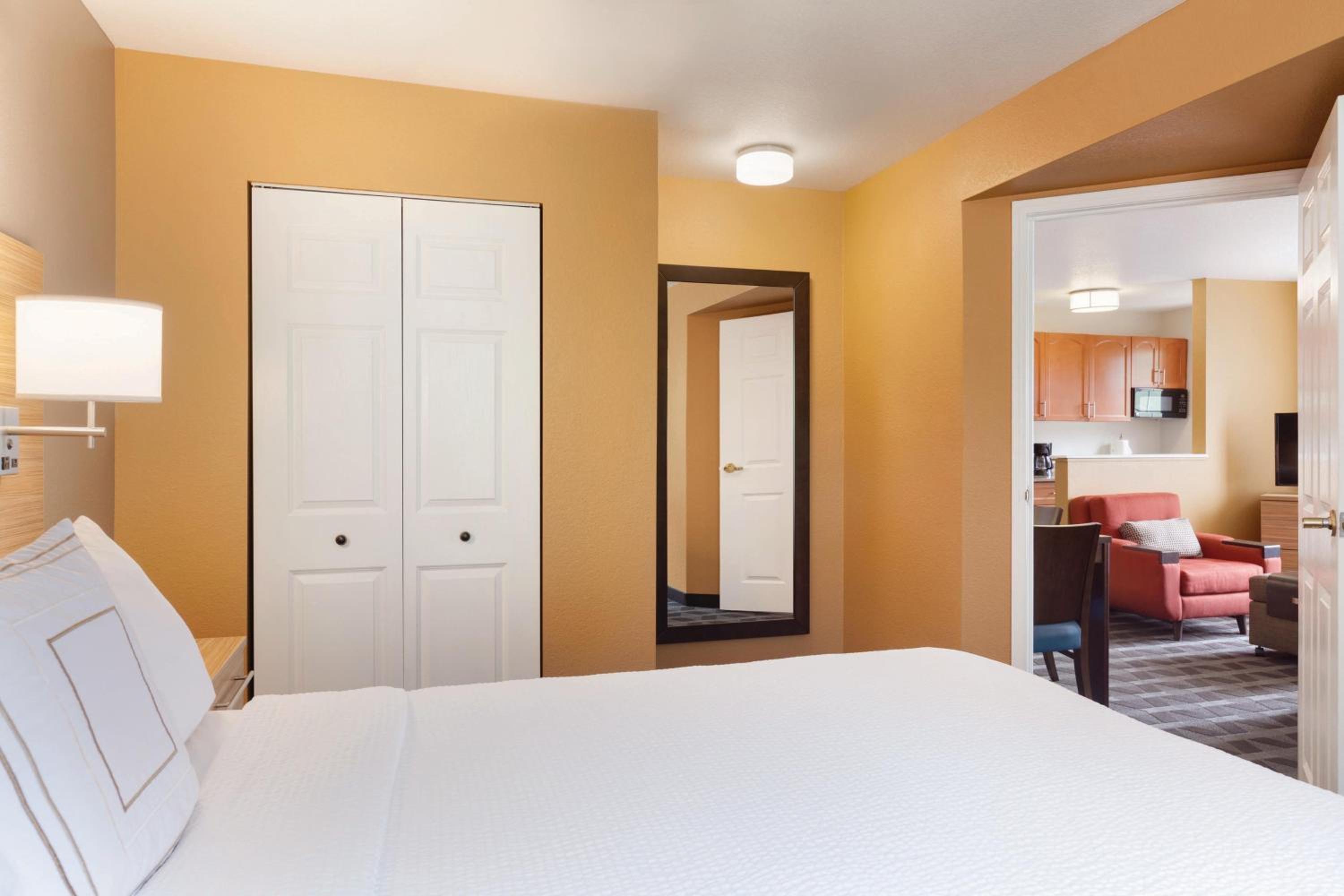 Two-Bedroom Queen Suite - Photo 7