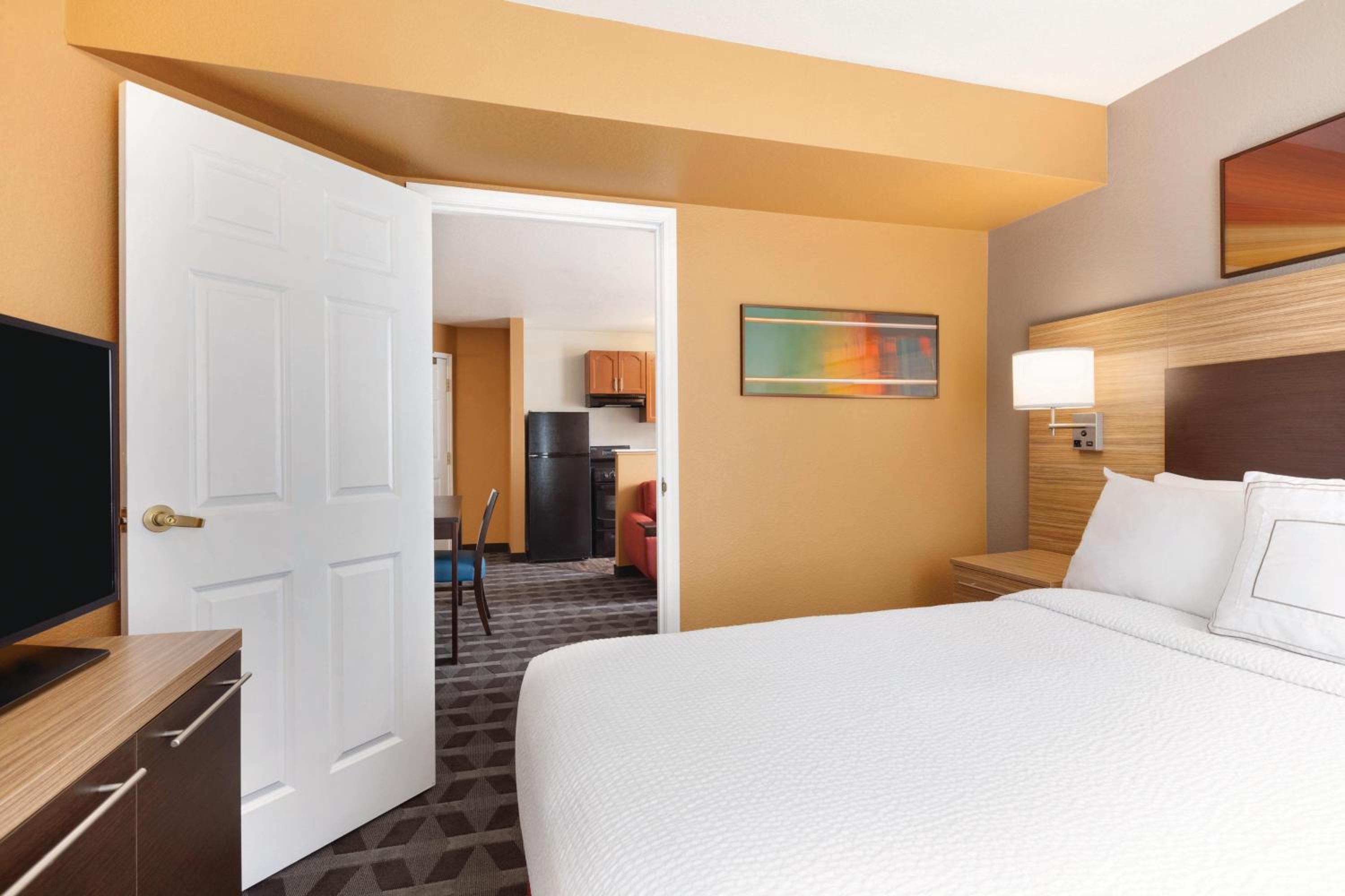 Two-Bedroom Queen Suite - Photo 6