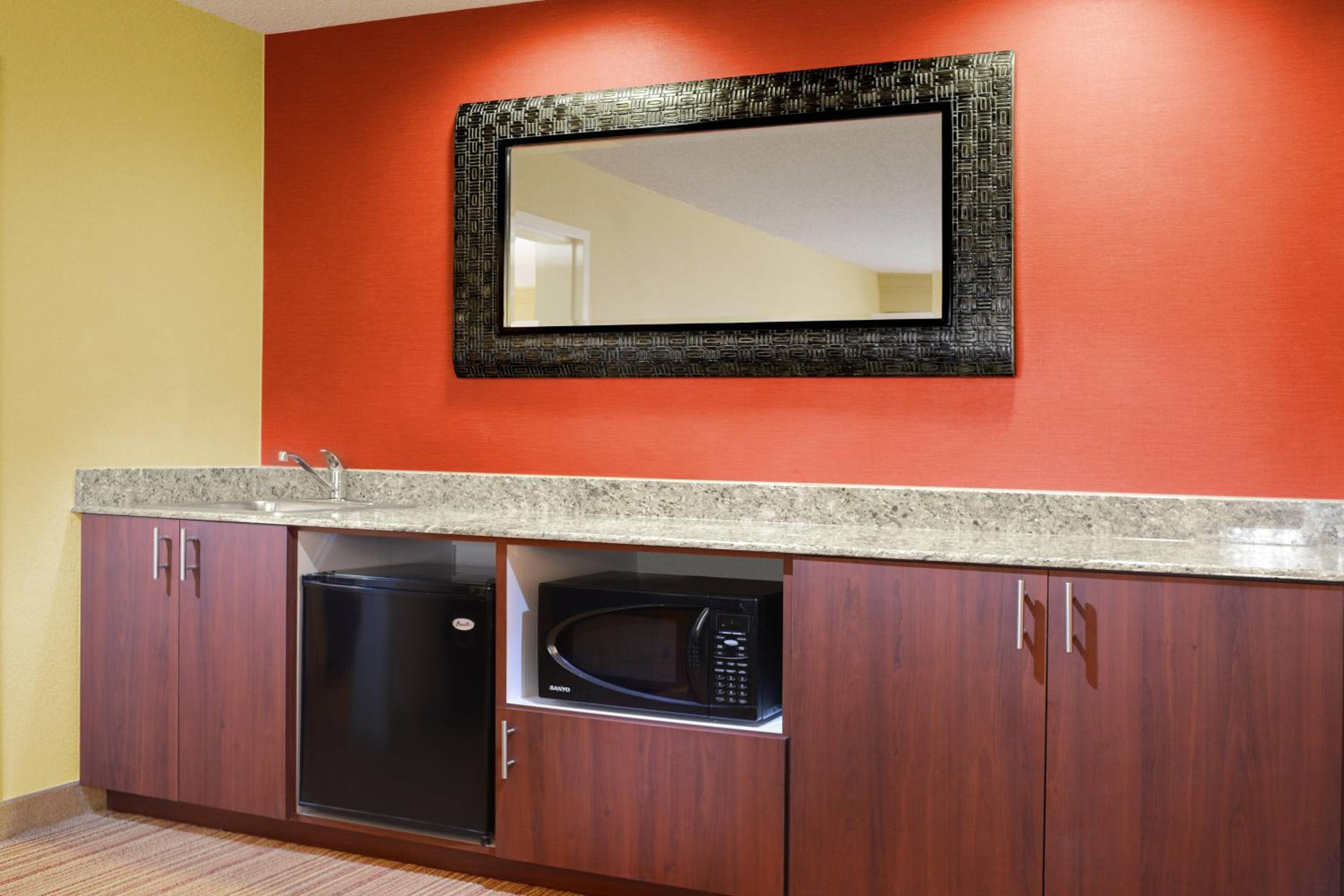 Larger Guest room, 1 King, Sofa bed - Photo 3