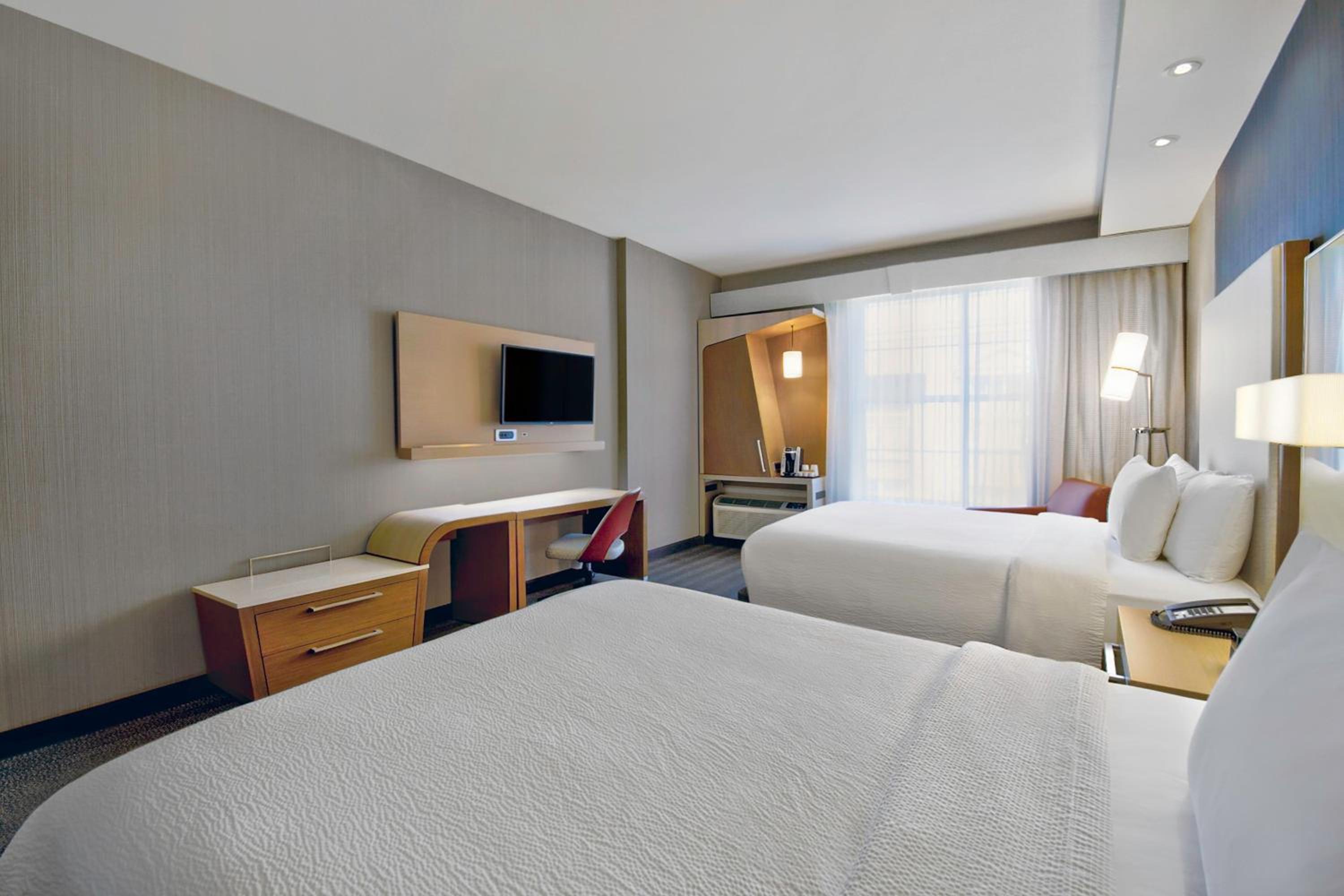 King Room with Non-Private Sofa Bed and Courtyard View - Mobility Accessible with Tub photo 1