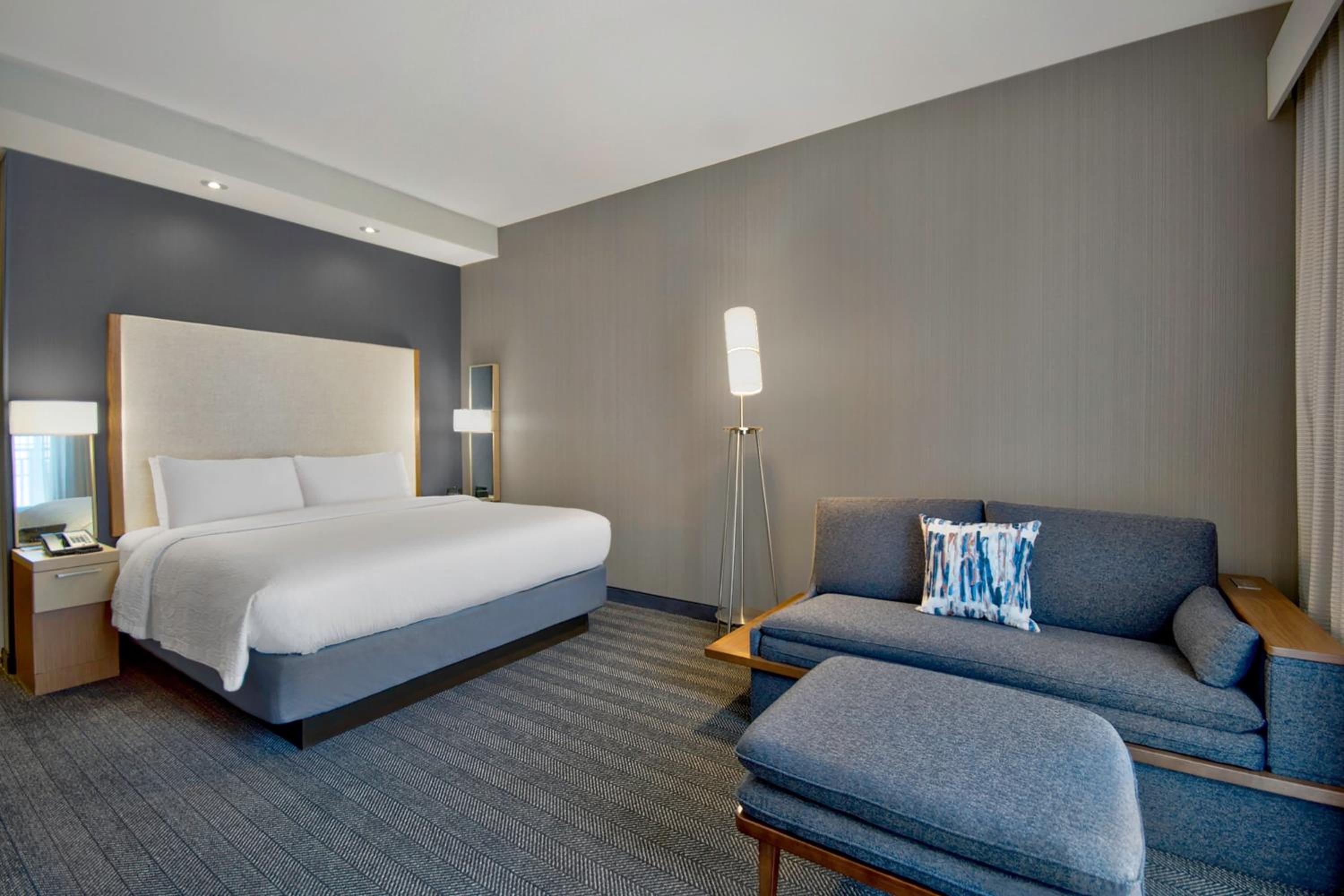 King Room with Sofa Bed - Hearing Accessible photo 2