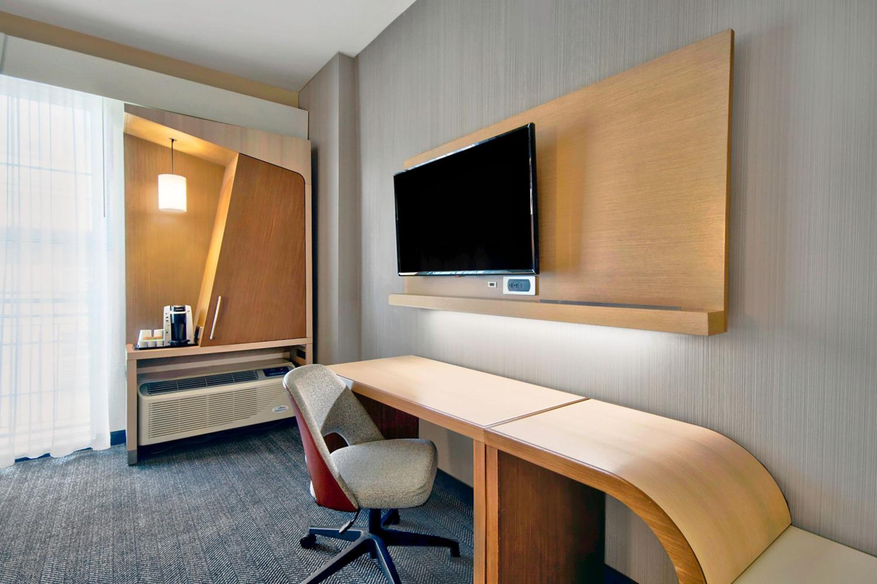 King Room with Non-Private Sofa Bed and Courtyard View - Mobility Accessible with Tub photo 3