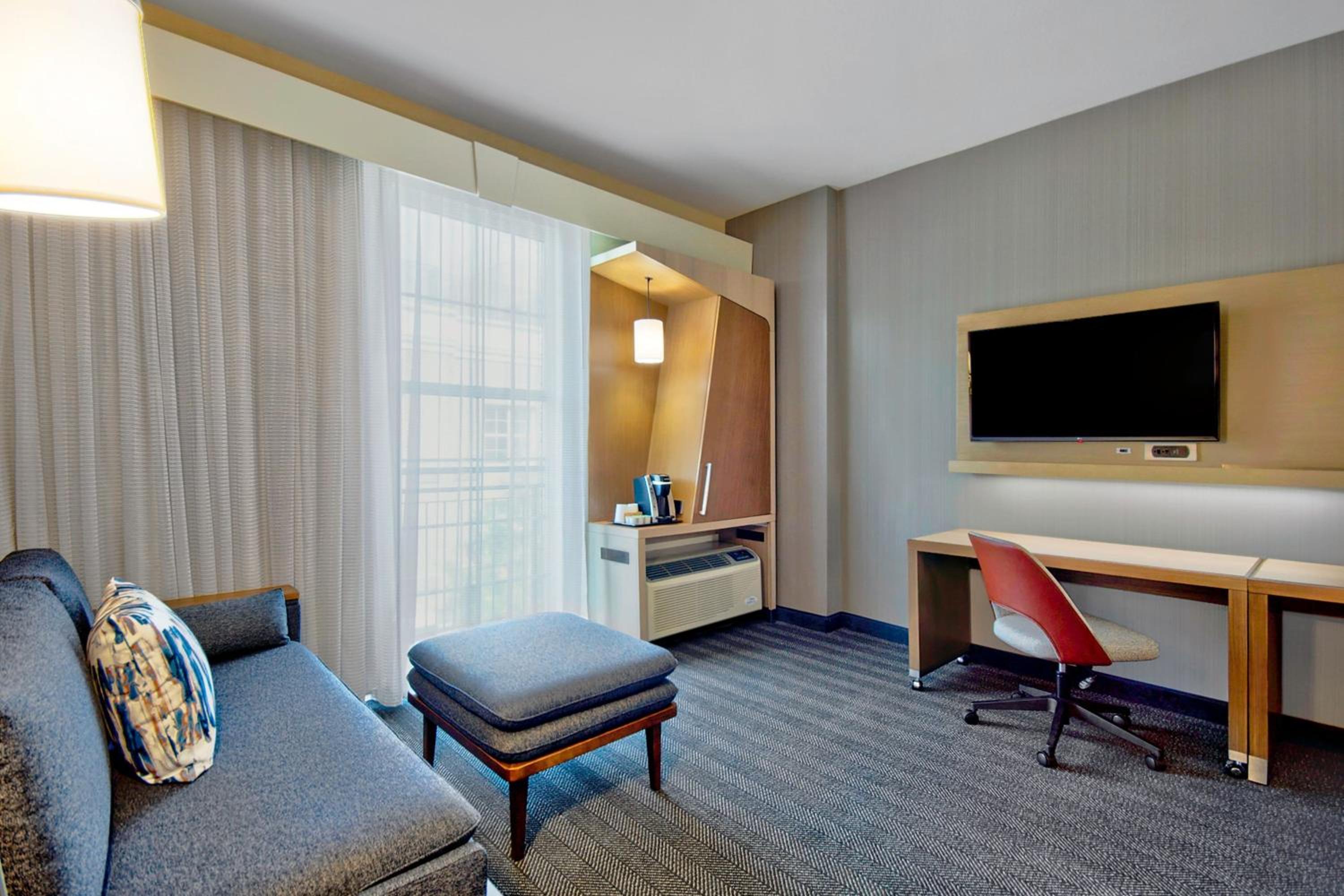 One-Bedroom King Suite with Courtyard View and Sofa Bed photo 3