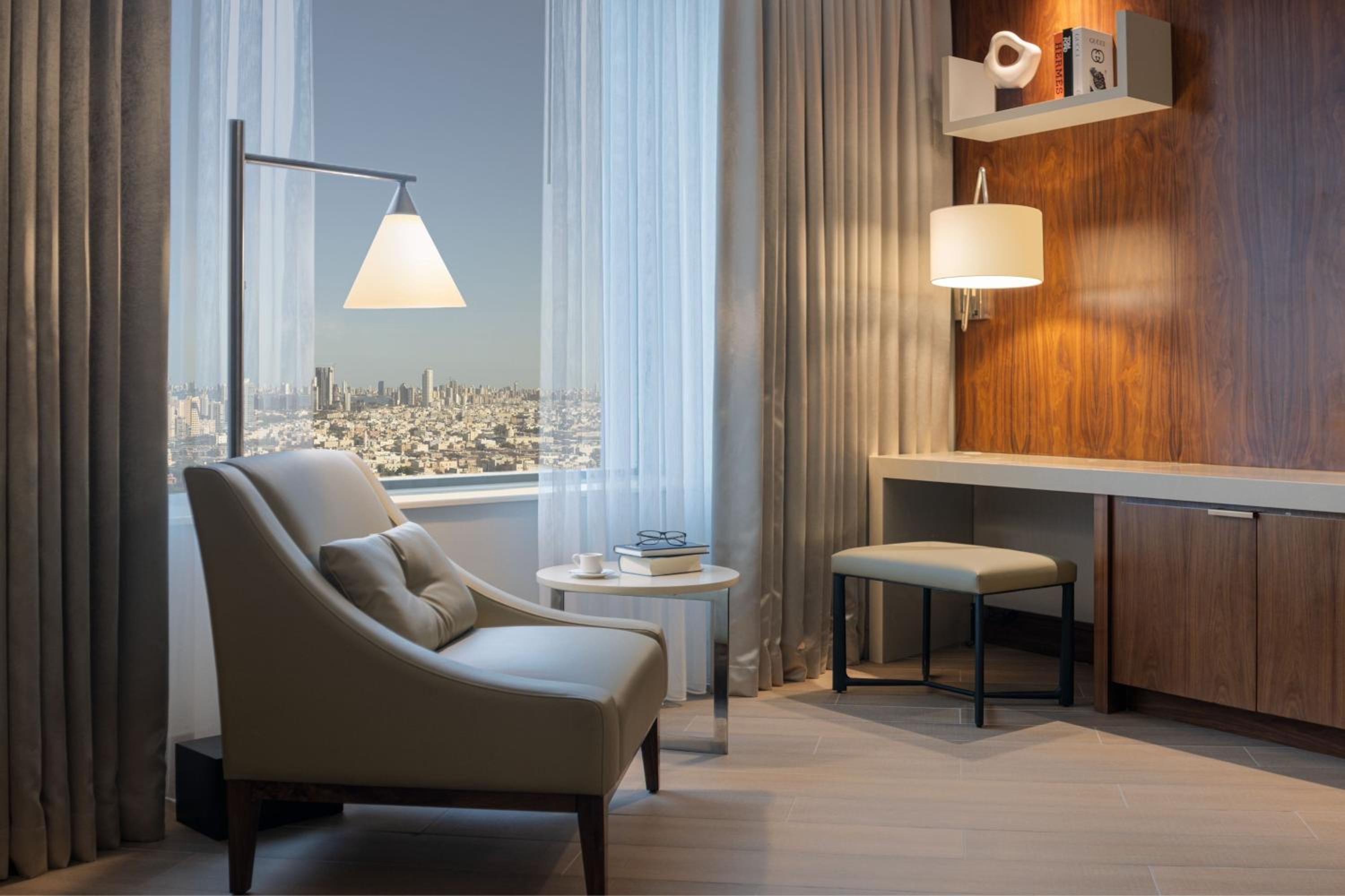 Two-Bedroom Executive Apartment with City View - Photo 4
