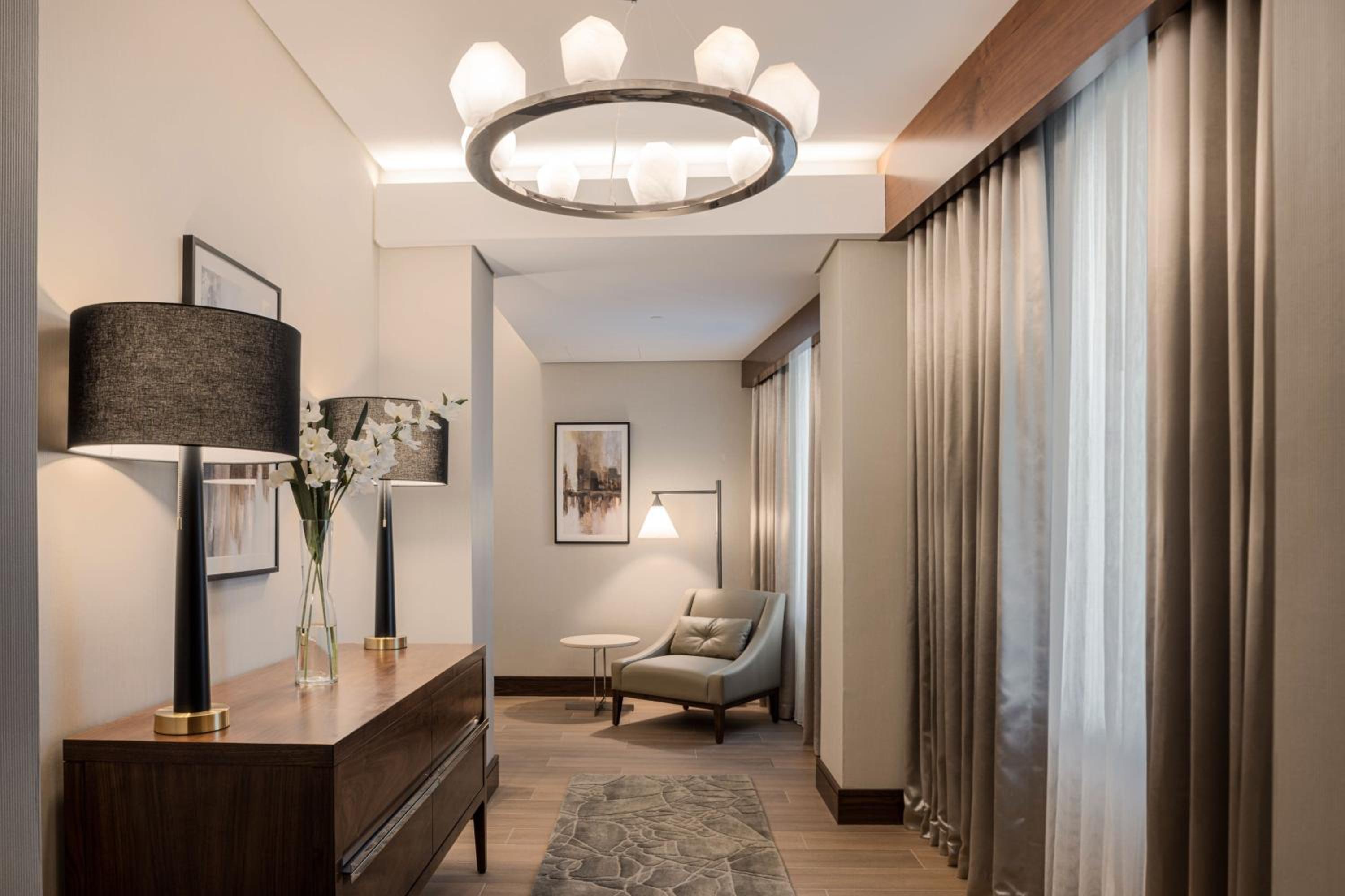 Three-Bedroom Executive Apartment with City View - Photo 8