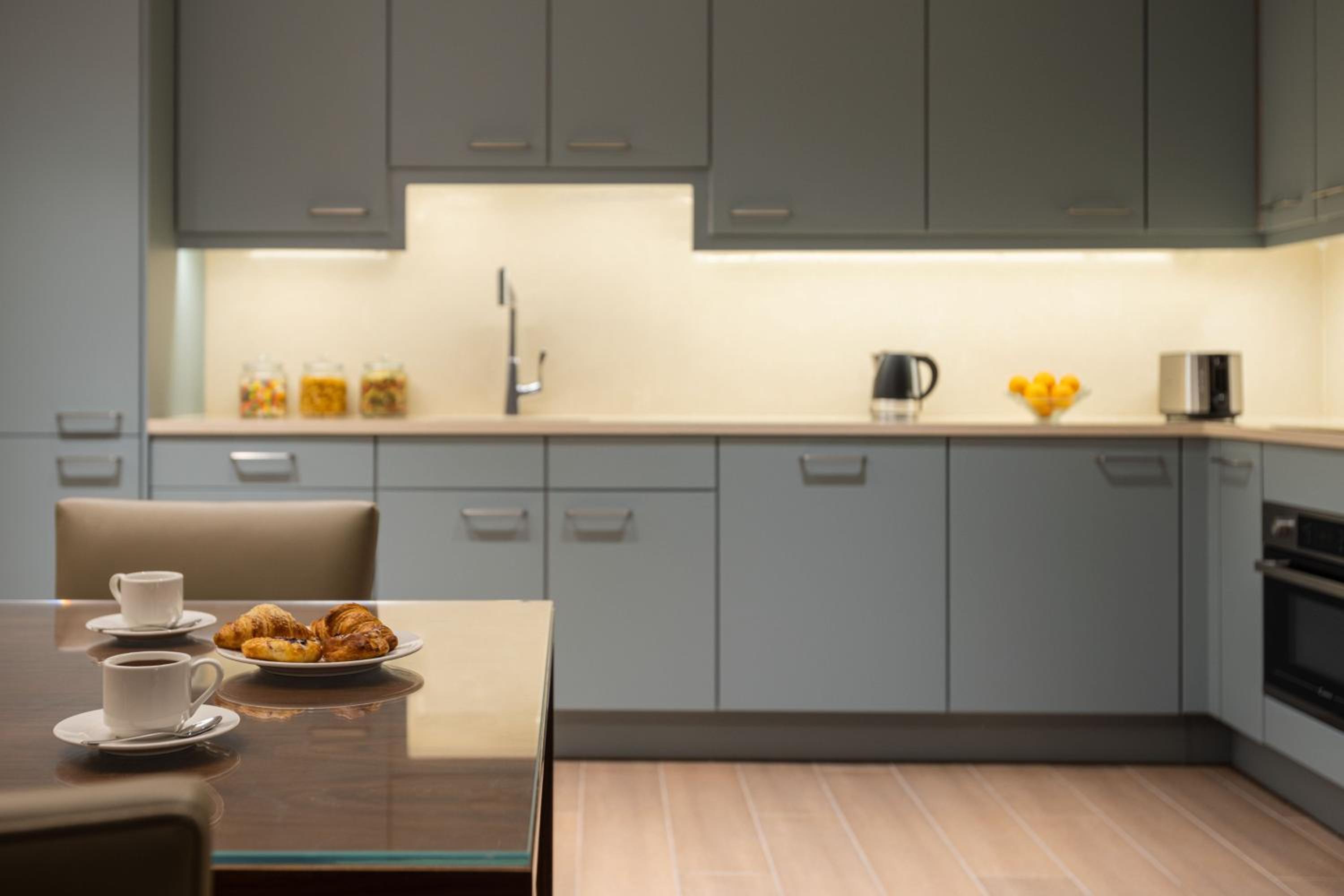 Three-Bedroom Executive Apartment with City View - Photo 6