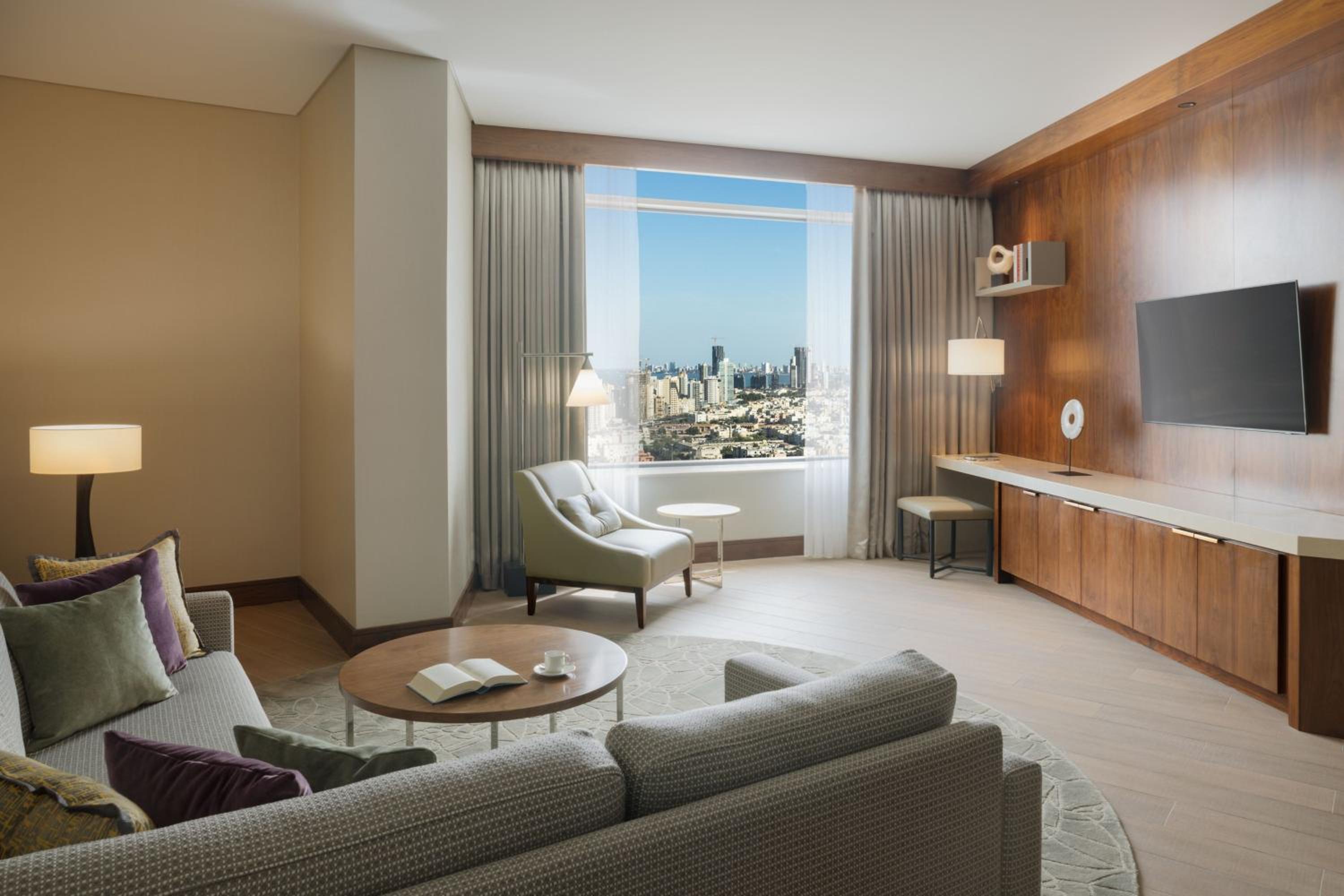 Two-Bedroom Executive Apartment with City View - Photo 3