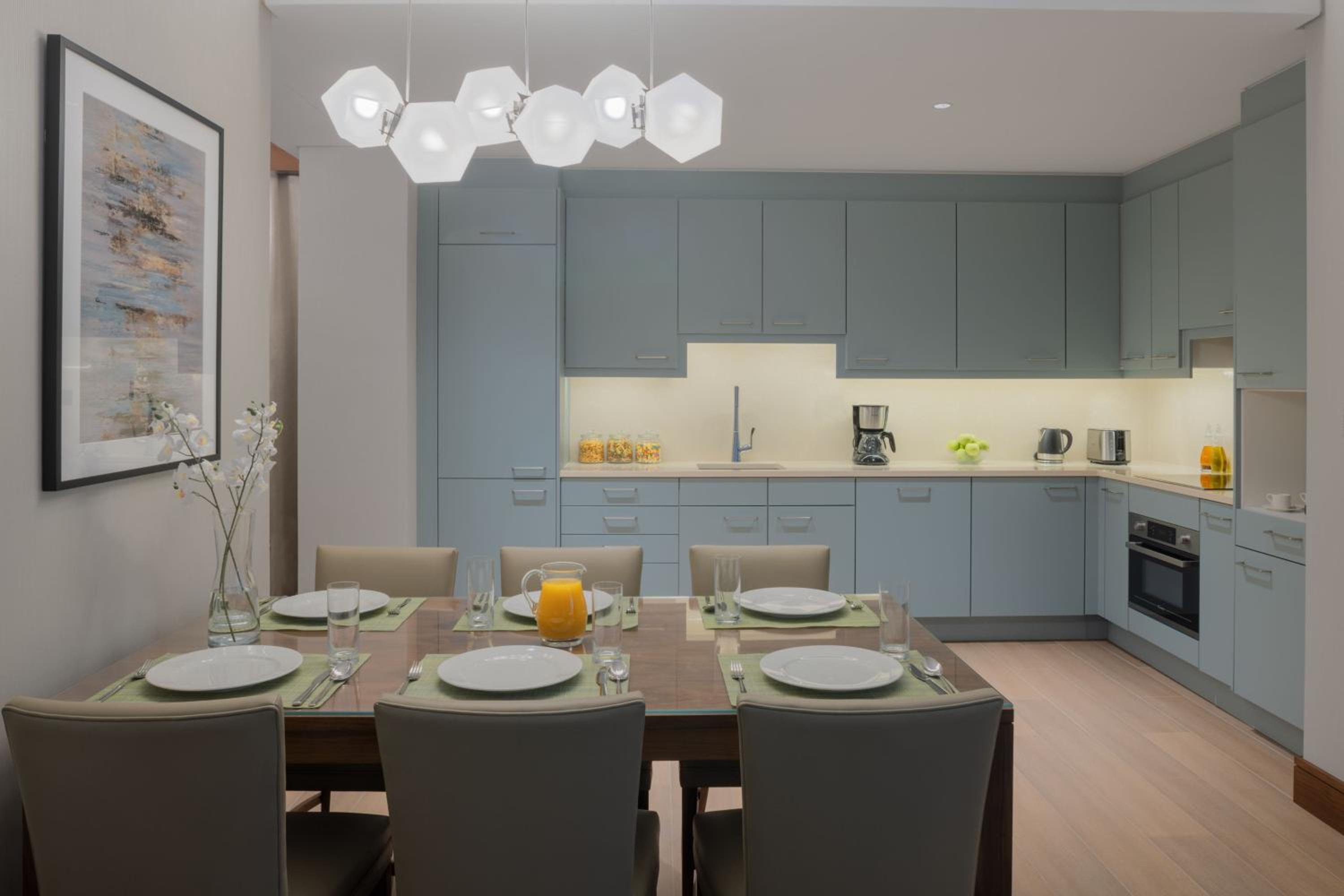 Three-Bedroom Executive Apartment with City View - Photo 7