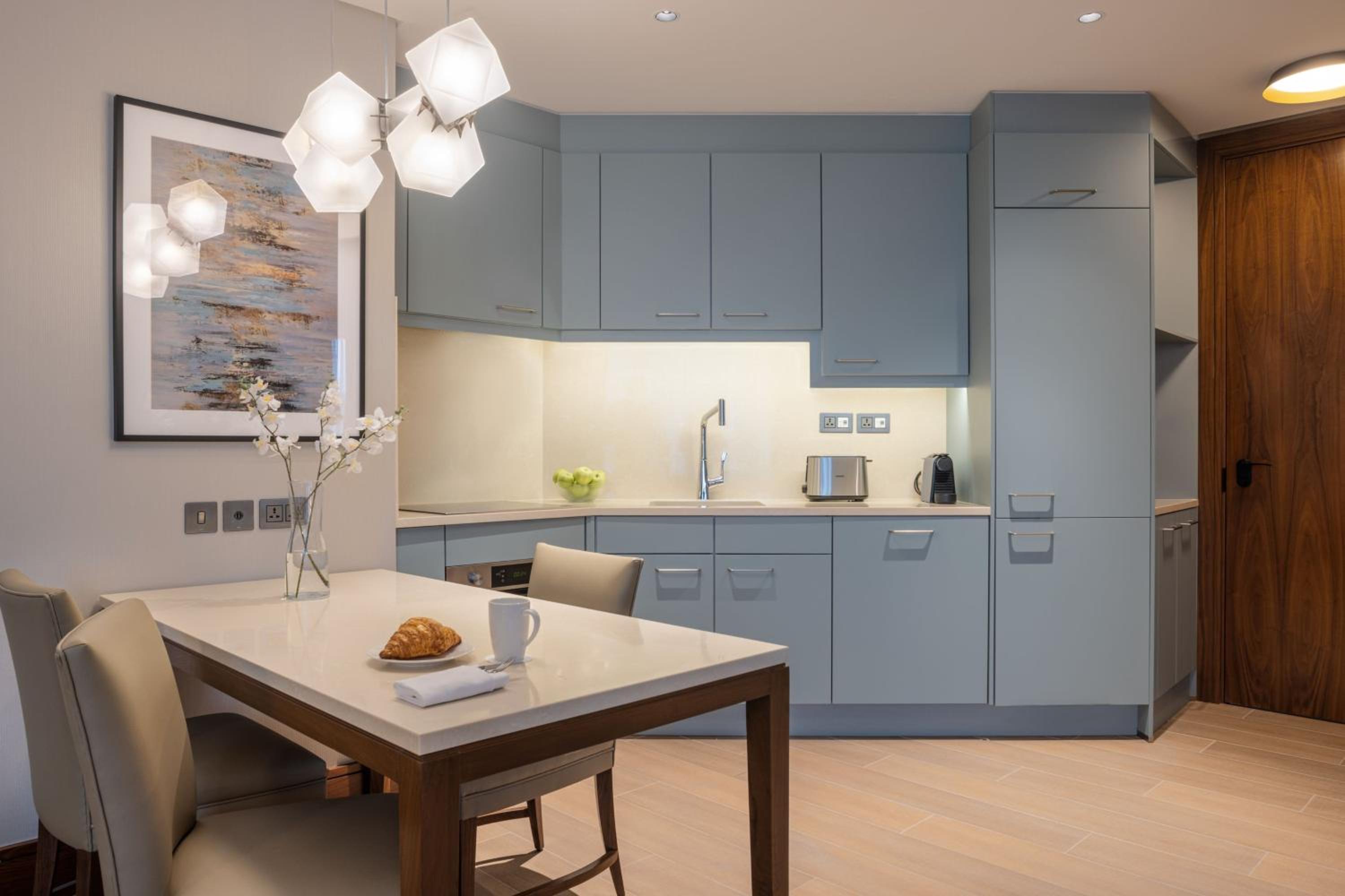 One-Bedroom Deluxe Apartment with City View - Photo 3