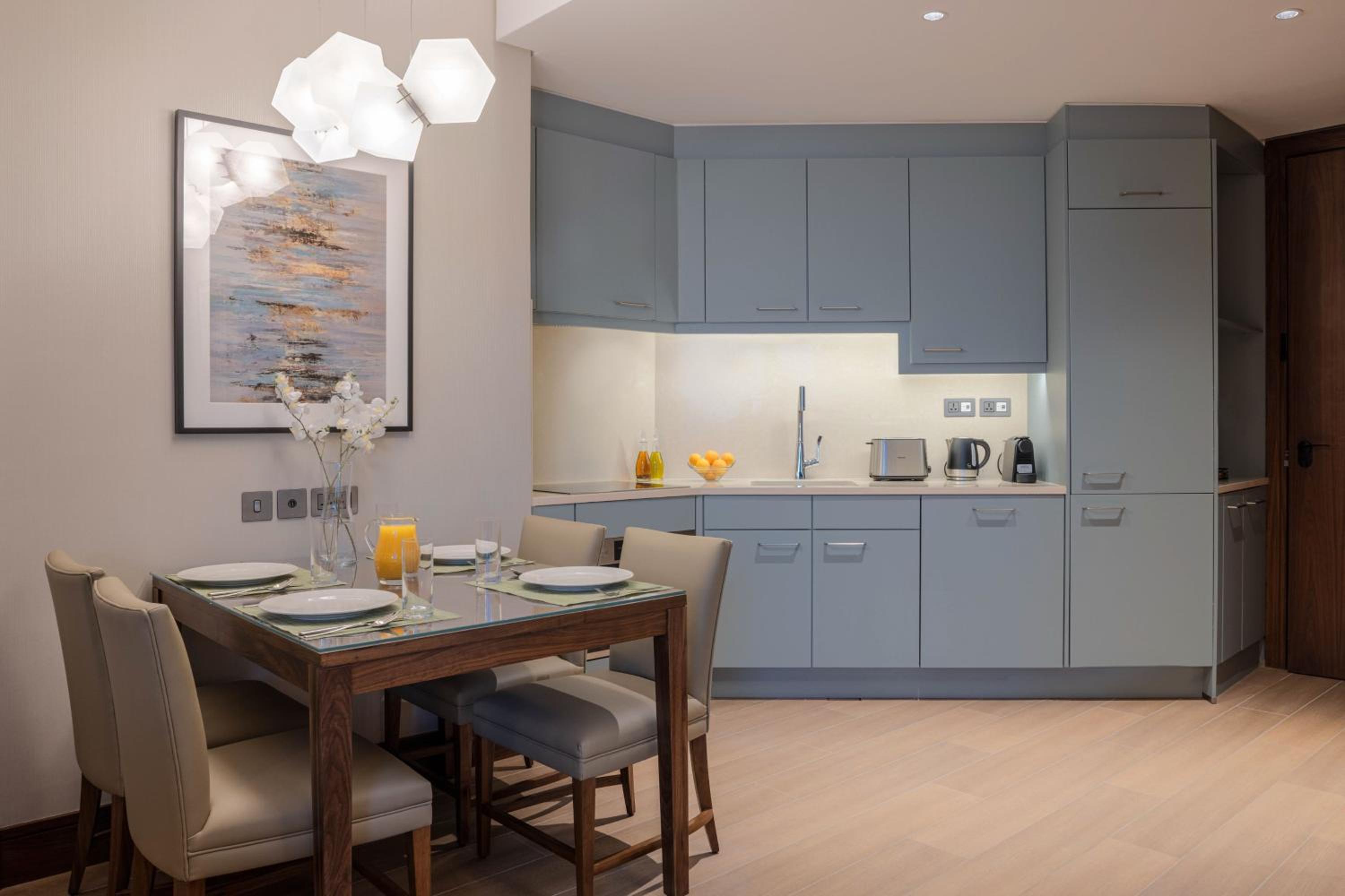Two-Bedroom Executive Apartment with City View - Photo 5