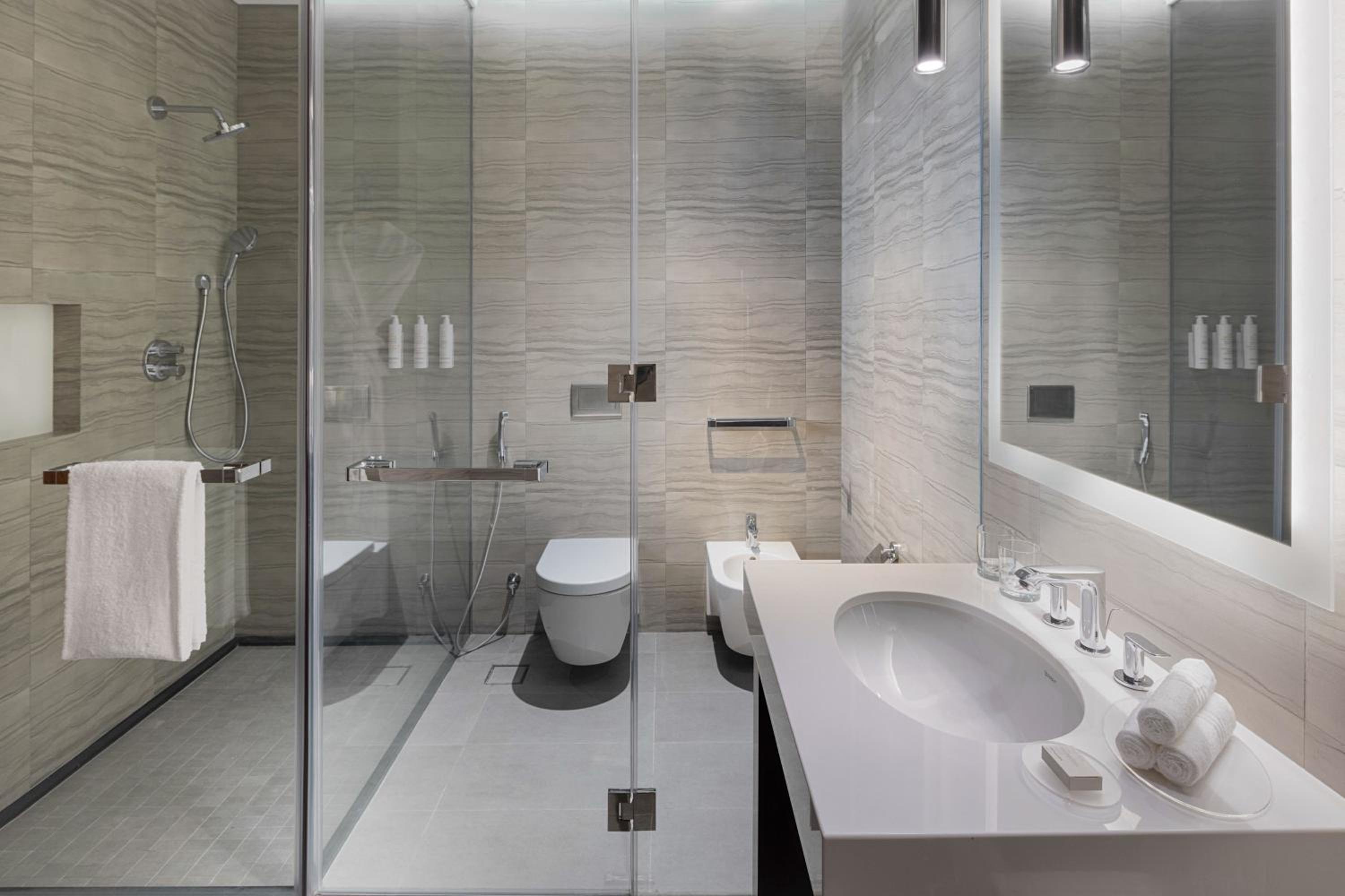 Three-Bedroom Executive Apartment with City View - Photo 9