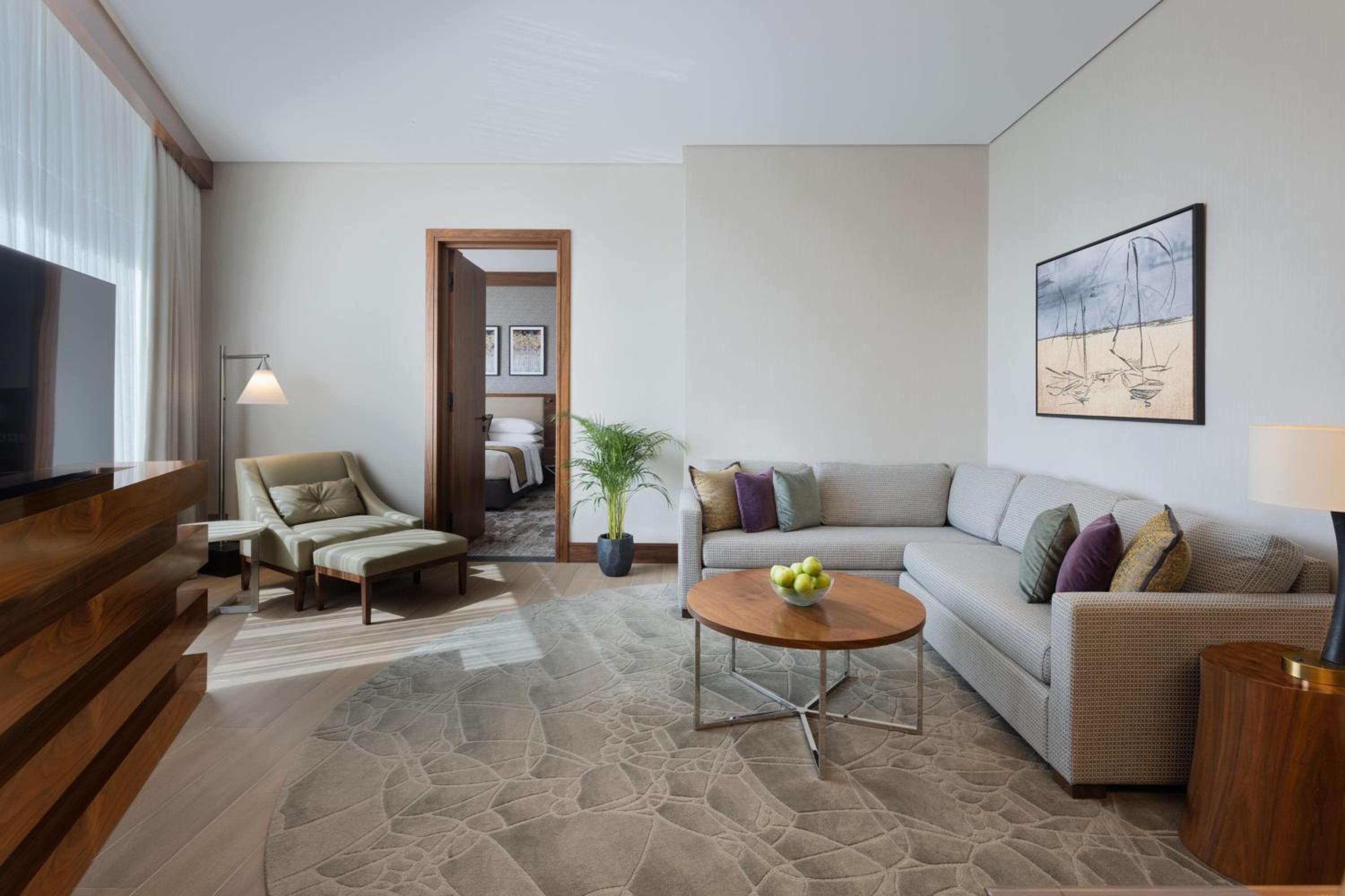 Three-Bedroom Executive Apartment with City View - Photo 4