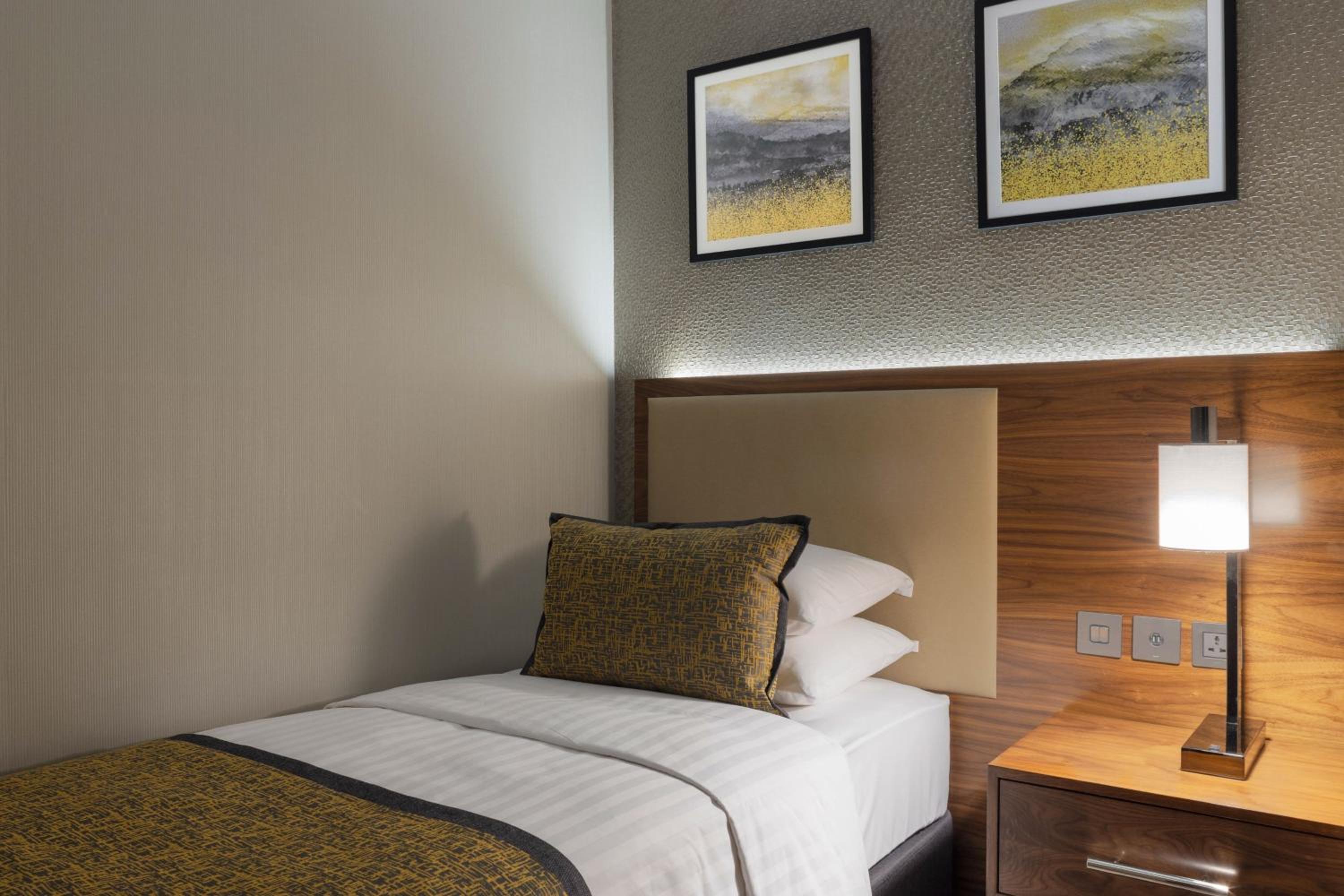 Three-Bedroom Executive Apartment with City View - Photo 5