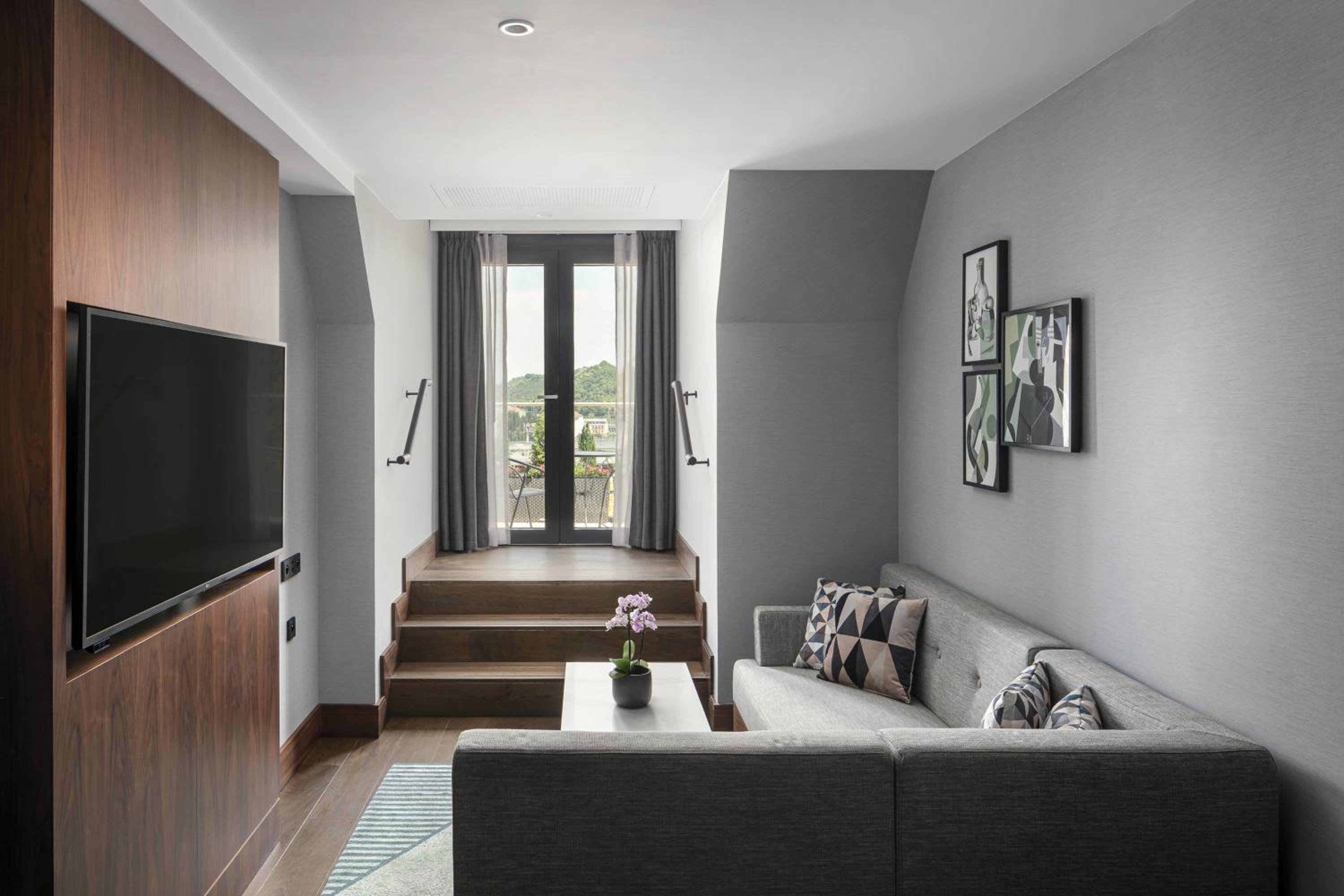 Club Balcony Suite, M Club access, 1 Bedroom Suite, 1 King - Photo 7