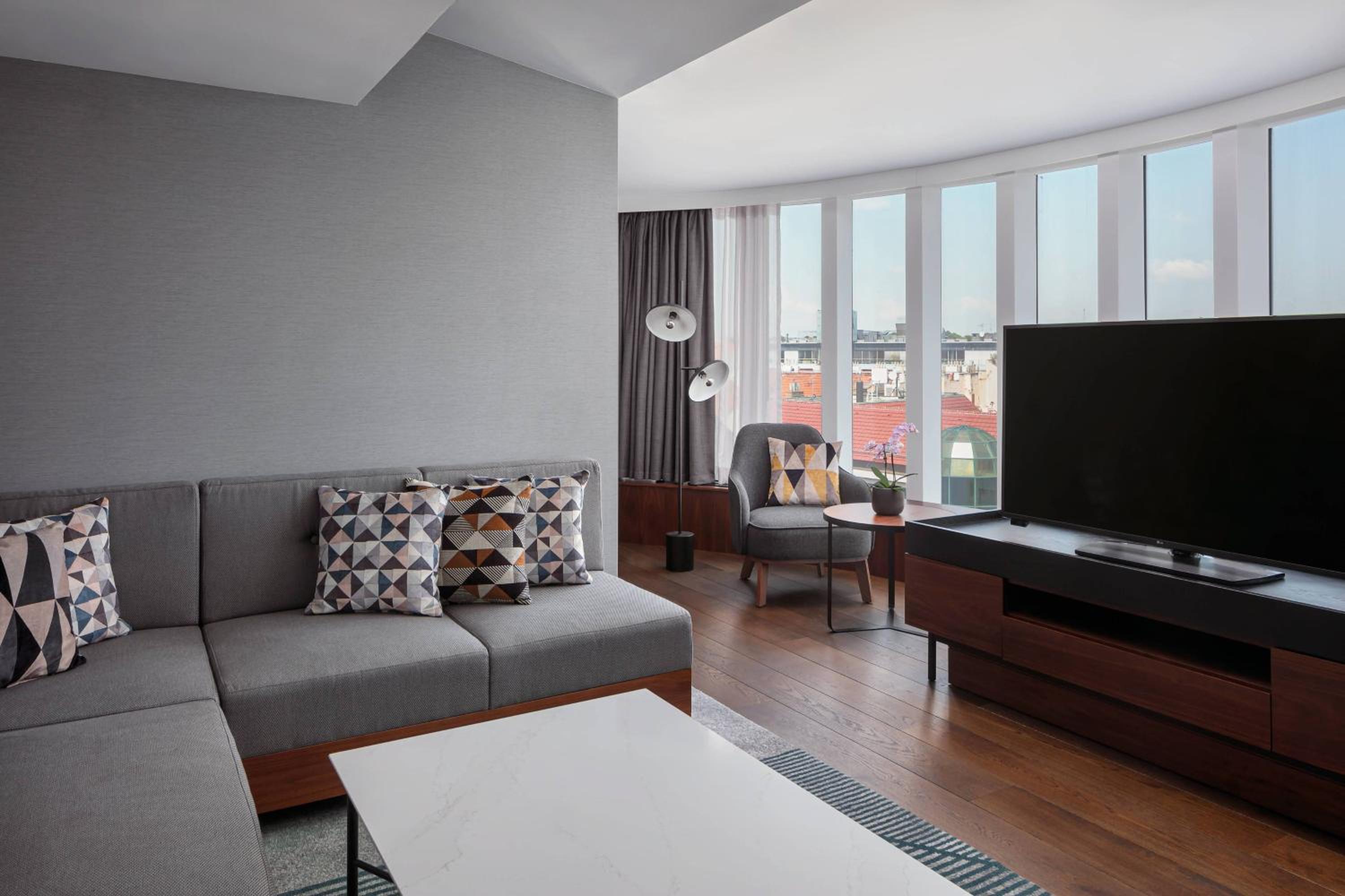 Club Suite, M Club access, 1 Bedroom Suite, 1 King