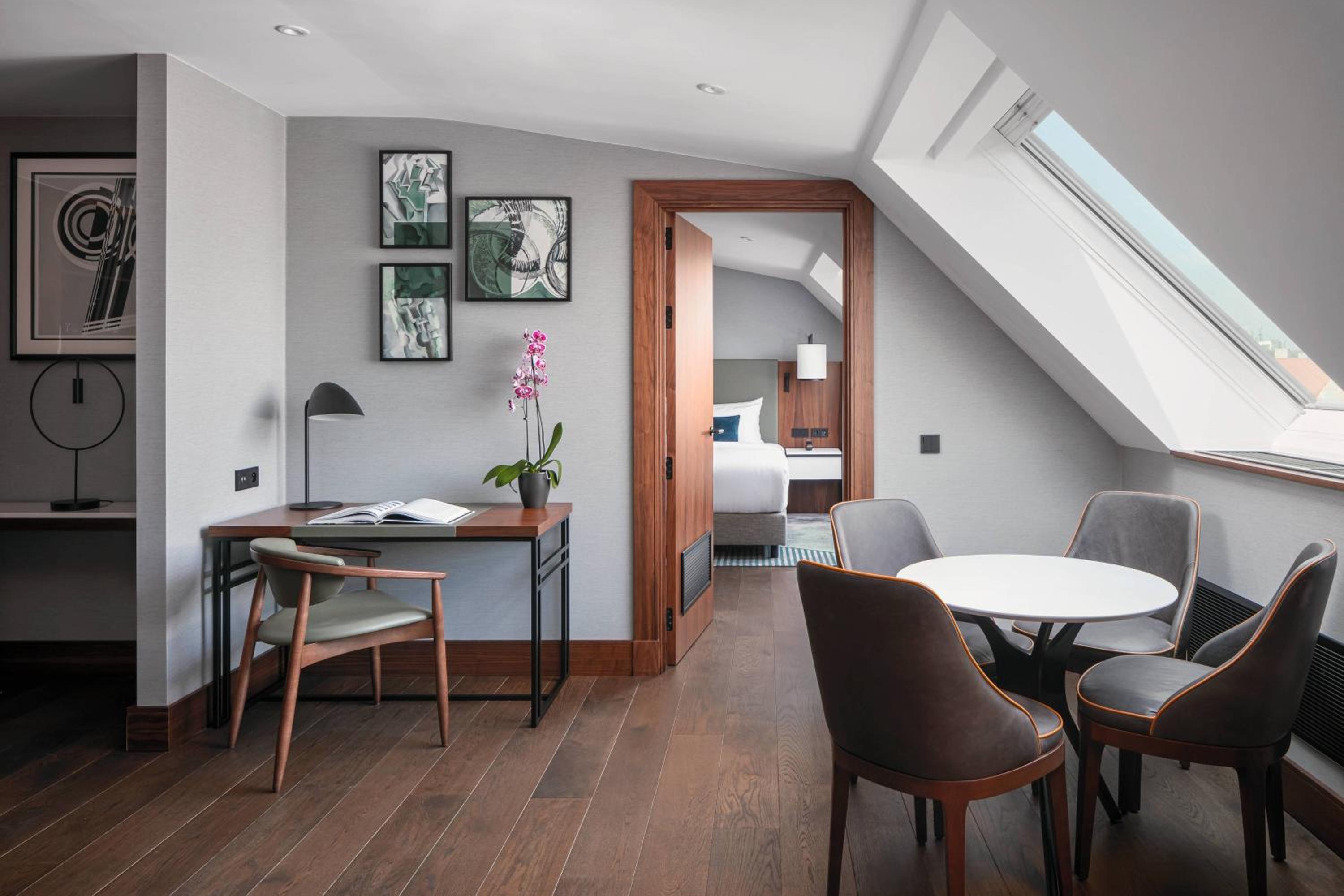 Club Suite, M Club access, 1 Bedroom Suite, 1 King thumbnail 6