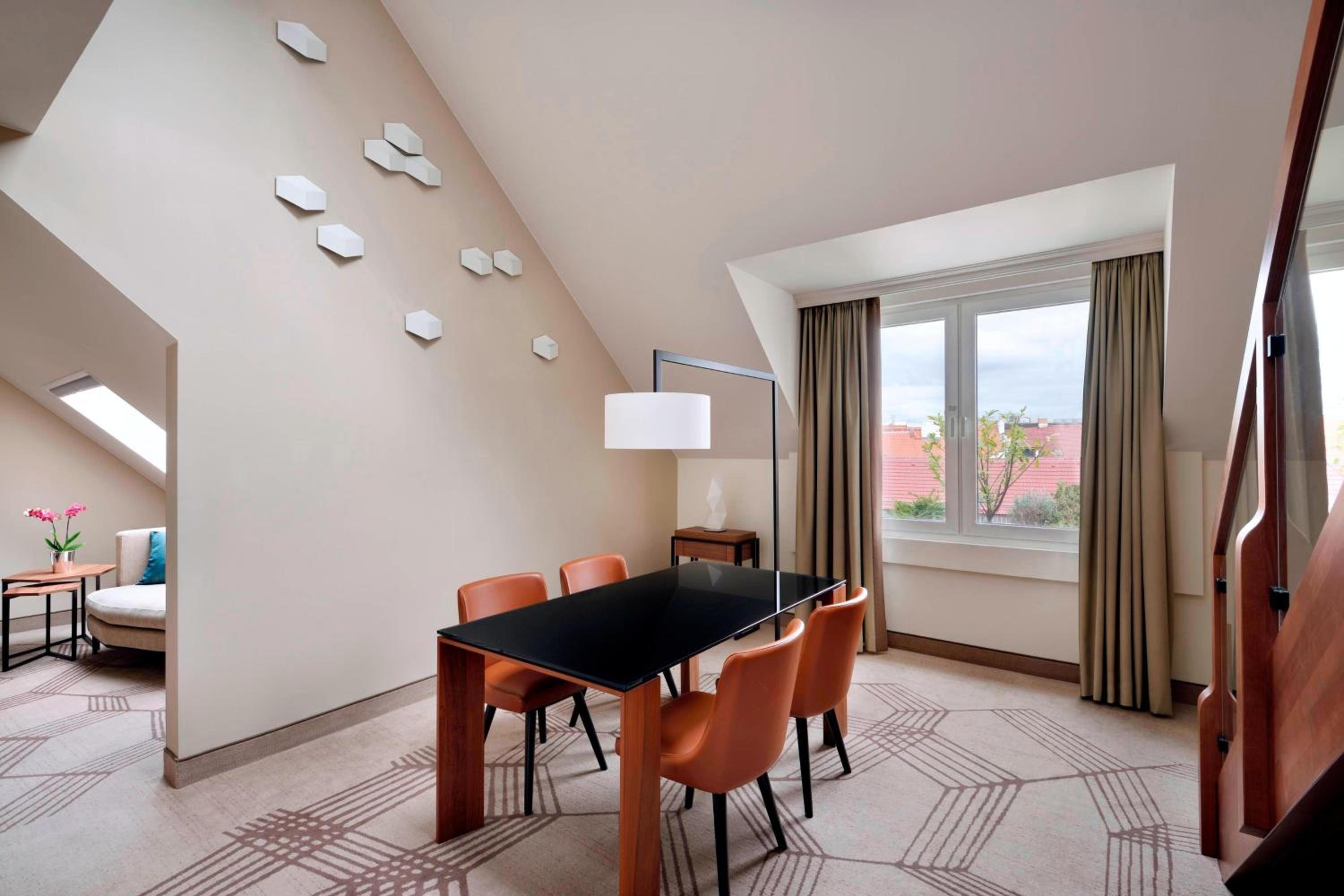 Duplex Suite, M Club access, 2 Floor Suite, 1 King thumbnail 5