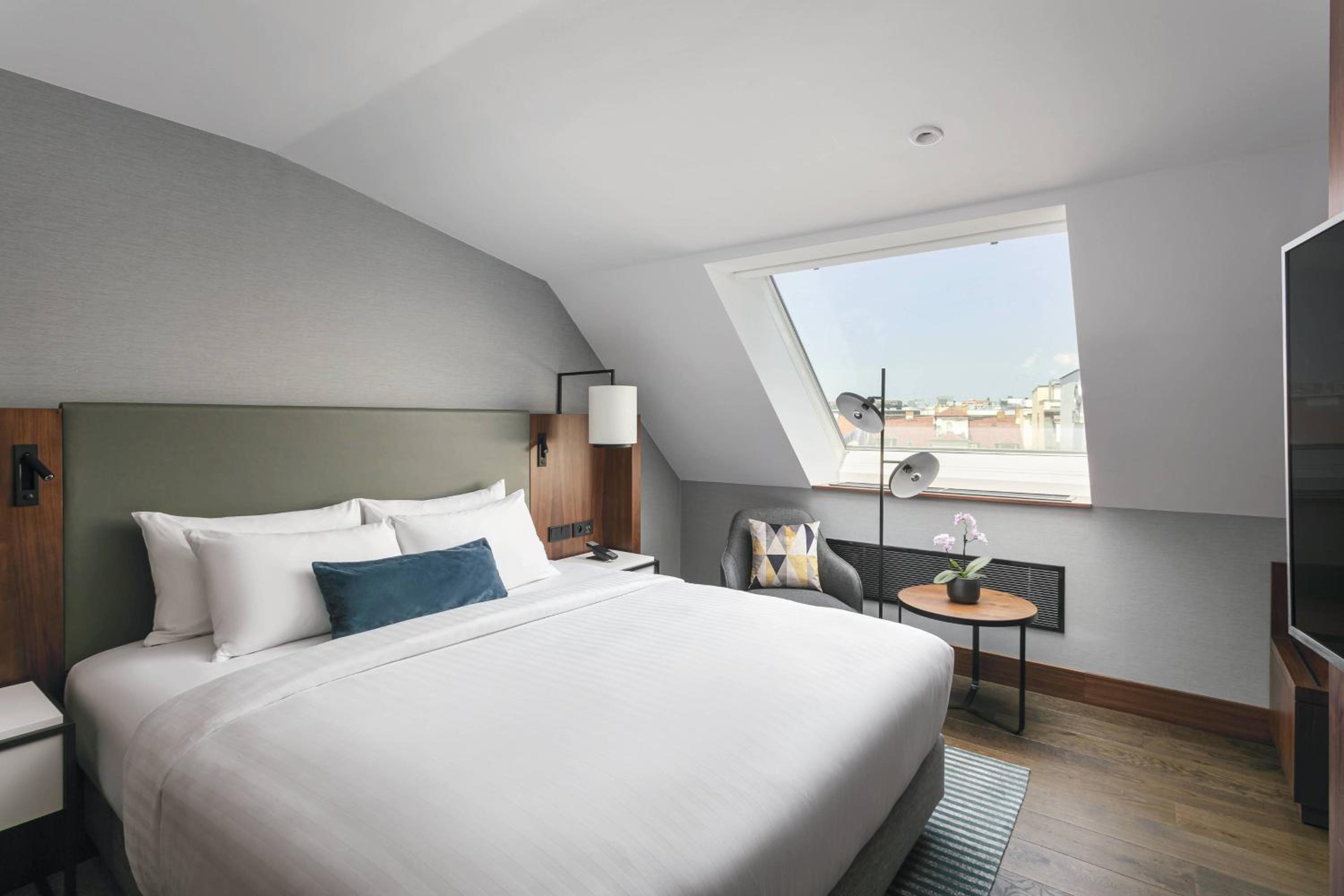 Club Suite, M Club access, 1 Bedroom Suite, 1 King