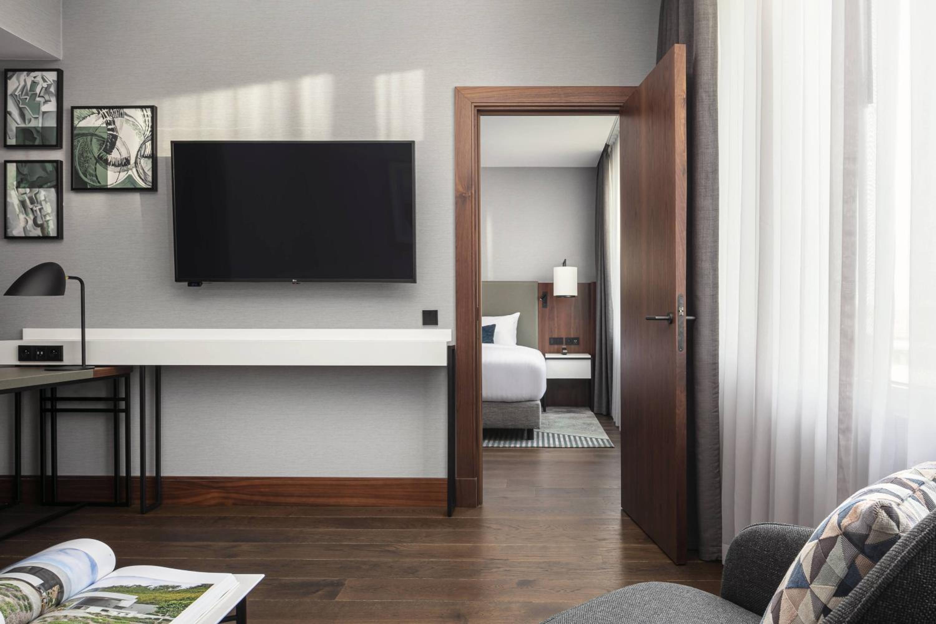 Club Suite, M Club access, 1 Bedroom Suite, 1 King thumbnail 5