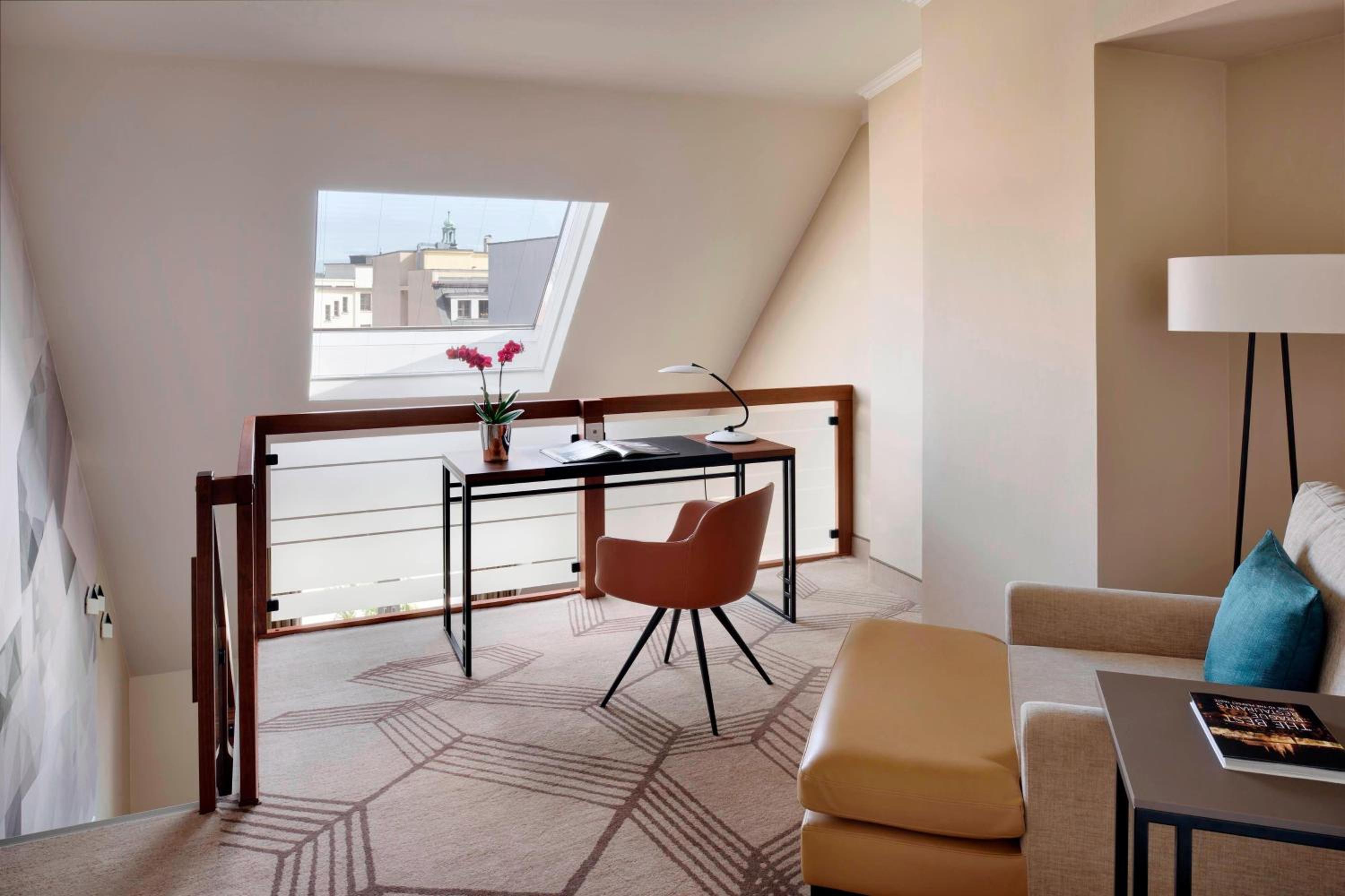 Duplex Suite, M Club access, 2 Floor Suite, 1 King thumbnail 6