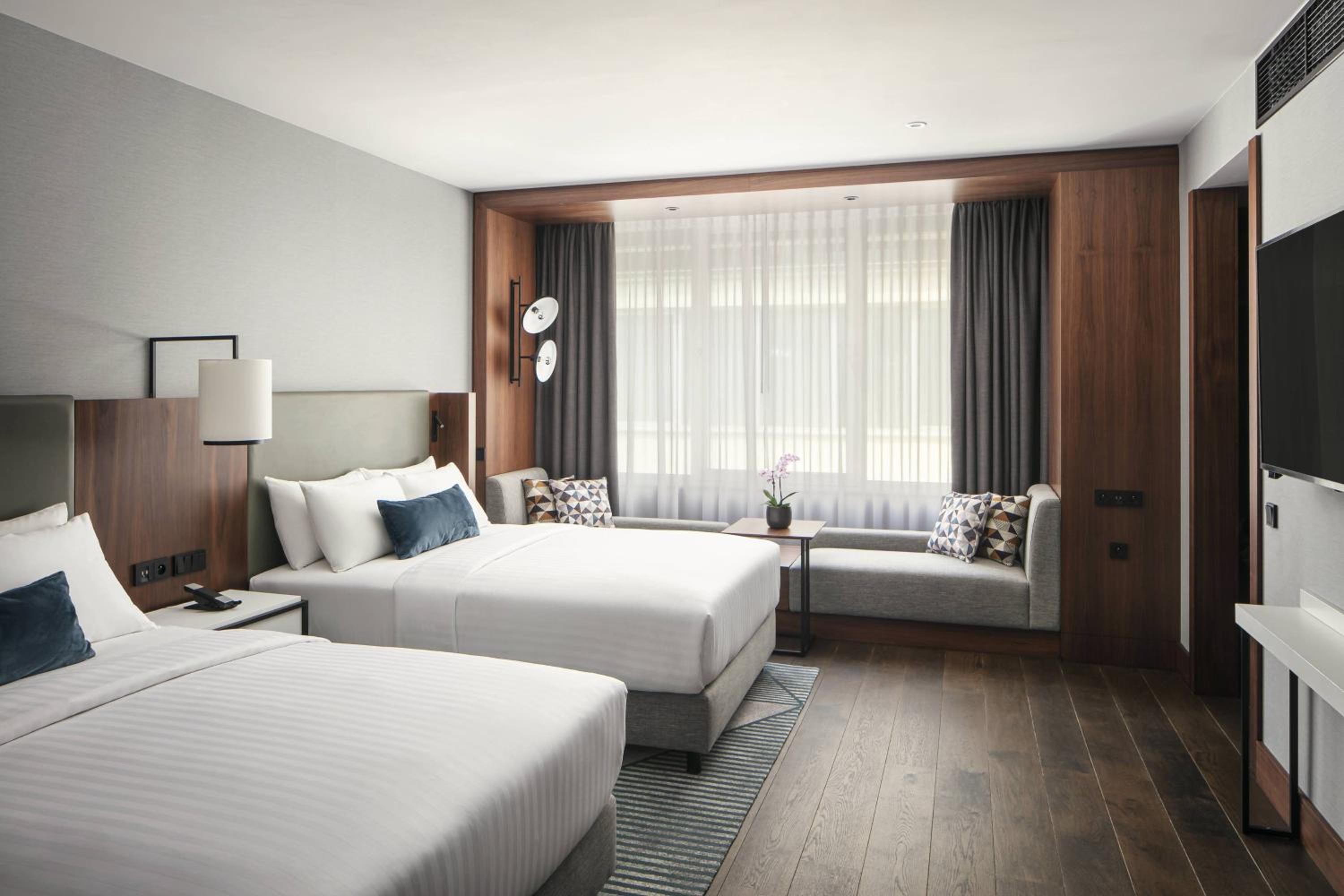 Club Guest Room, M Club access, 2 Queen