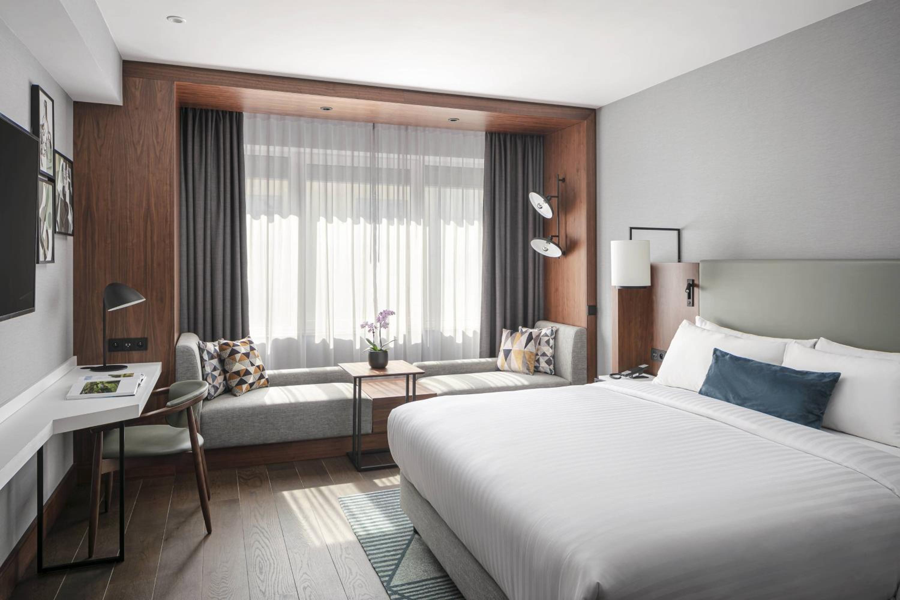 Club Guest Room, M Club access, 1 King thumbnail 5