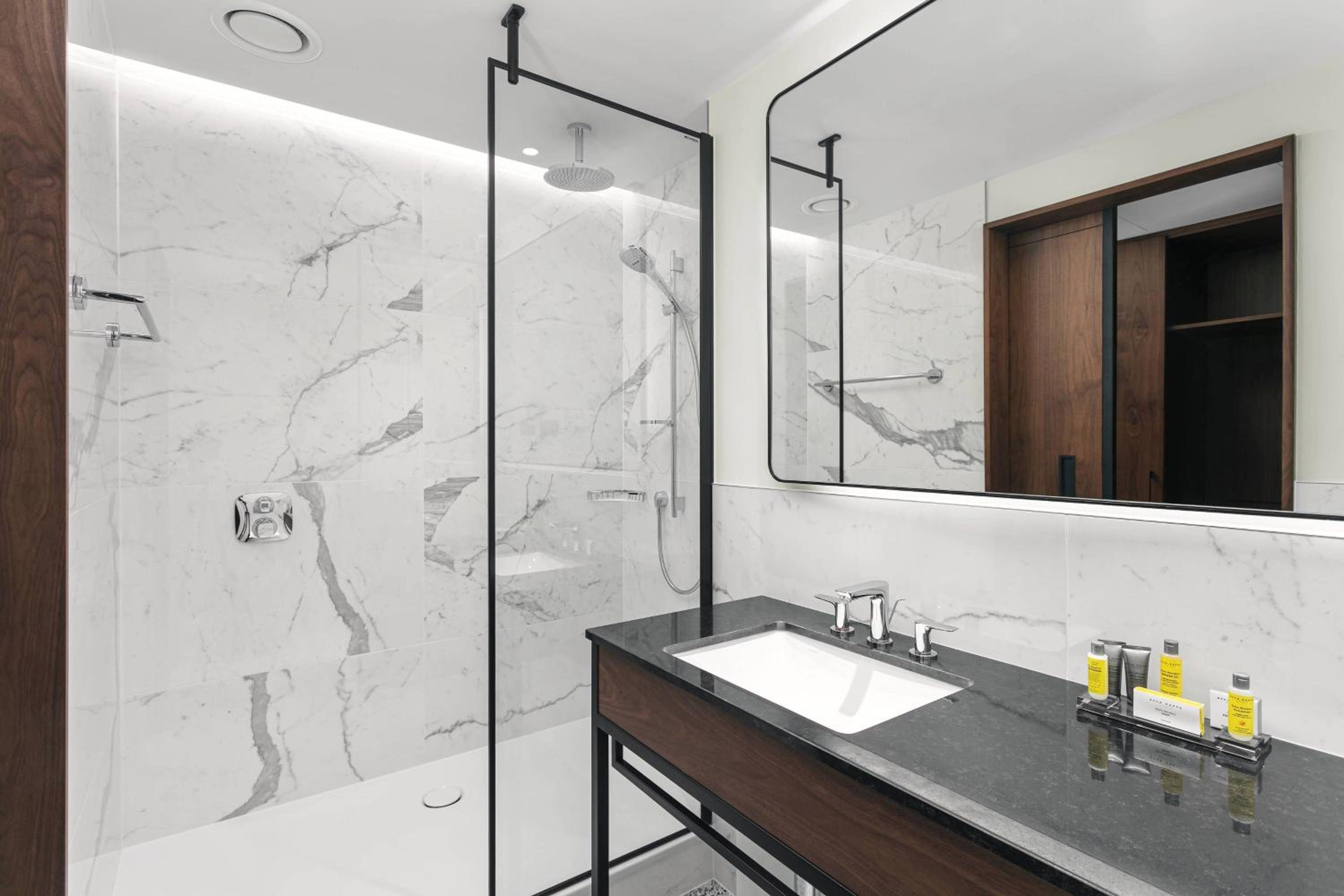 Club Guest Room, M Club access, 2 Queen thumbnail 6