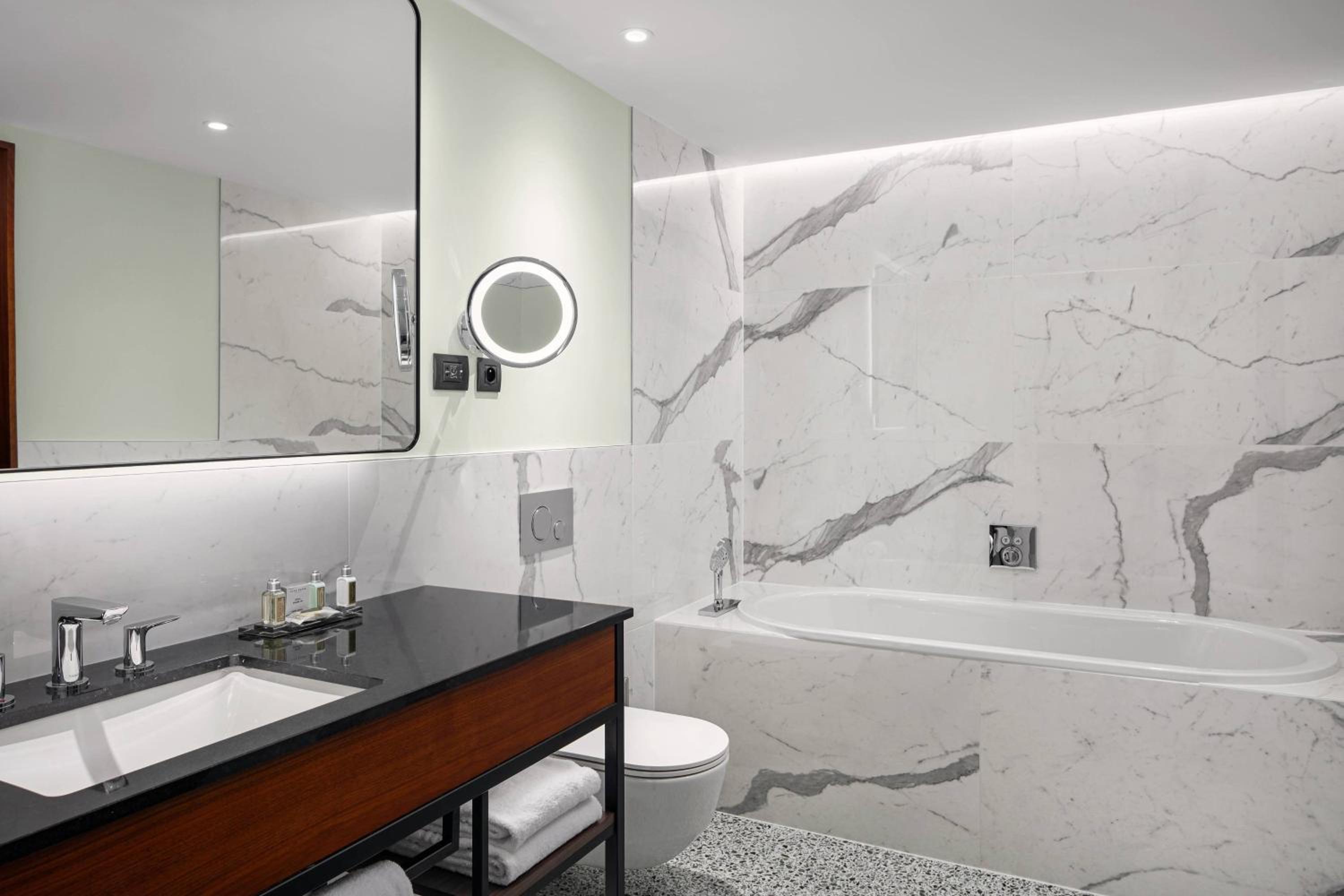 Club Suite, M Club access, 1 Bedroom Suite, 1 King
