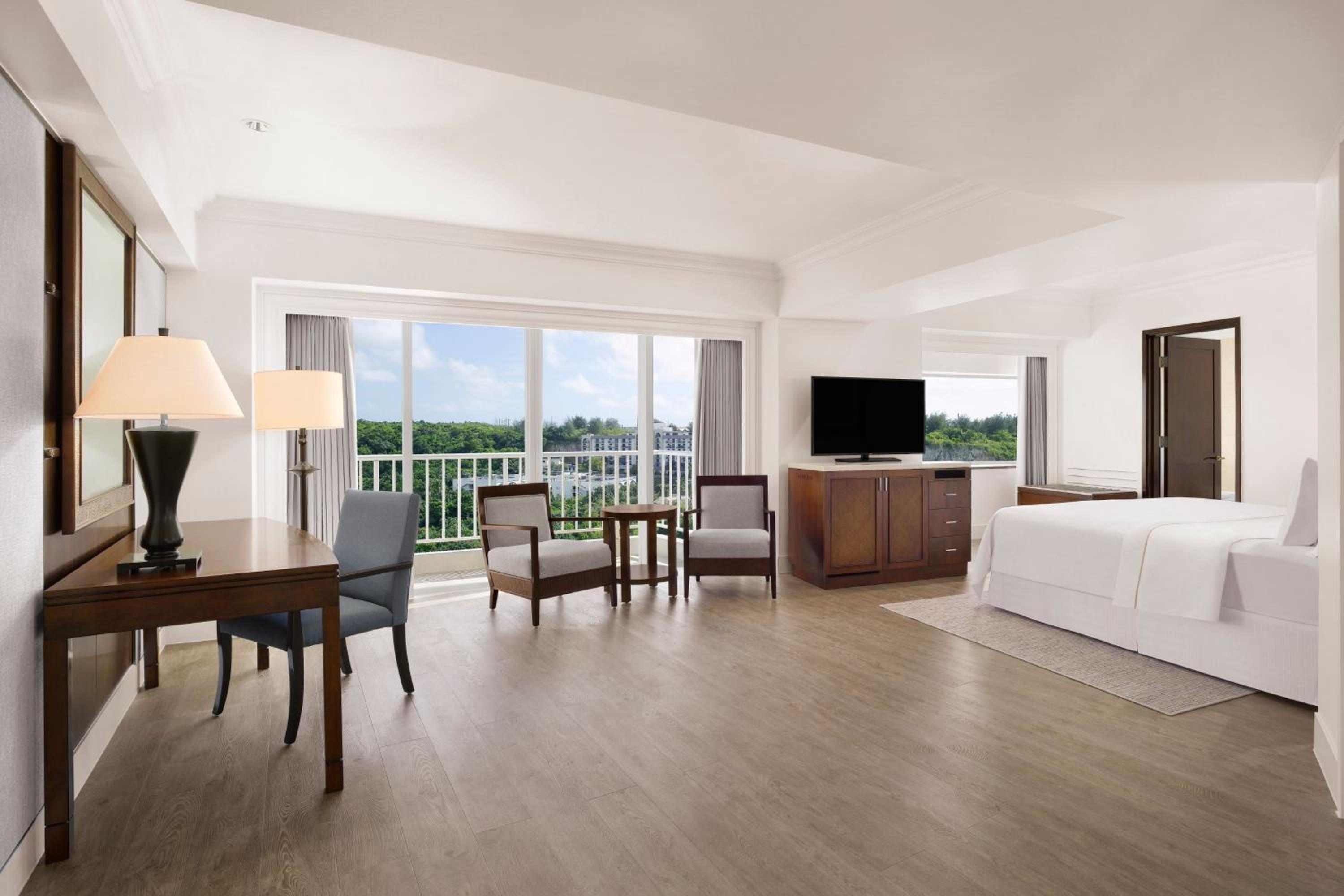 Superior Corner, Larger Guest room, 1 King, Hillside view