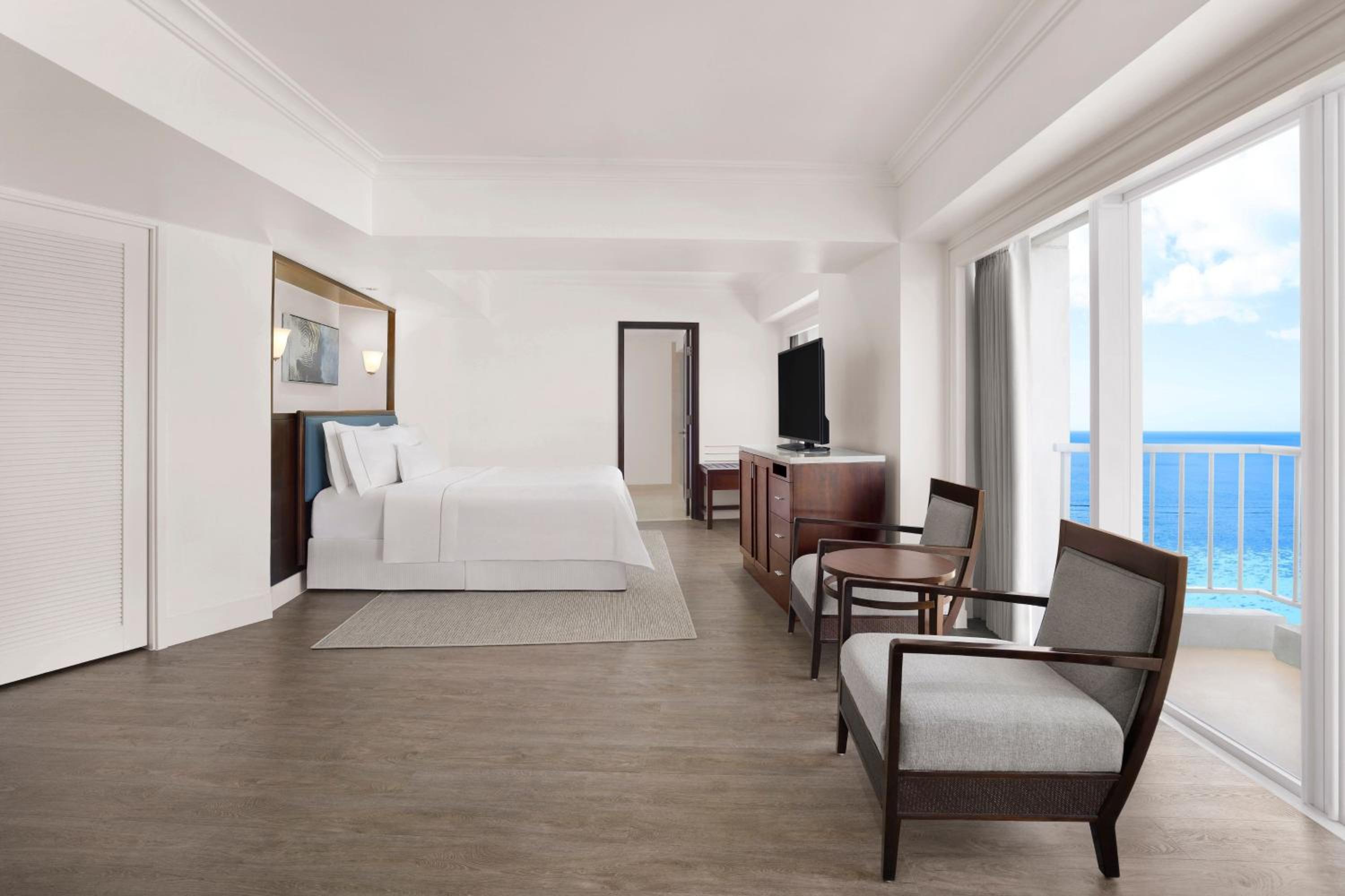 Ocean Front, Larger Guest room, 1 King, Corner room, Balcony - Photo 2