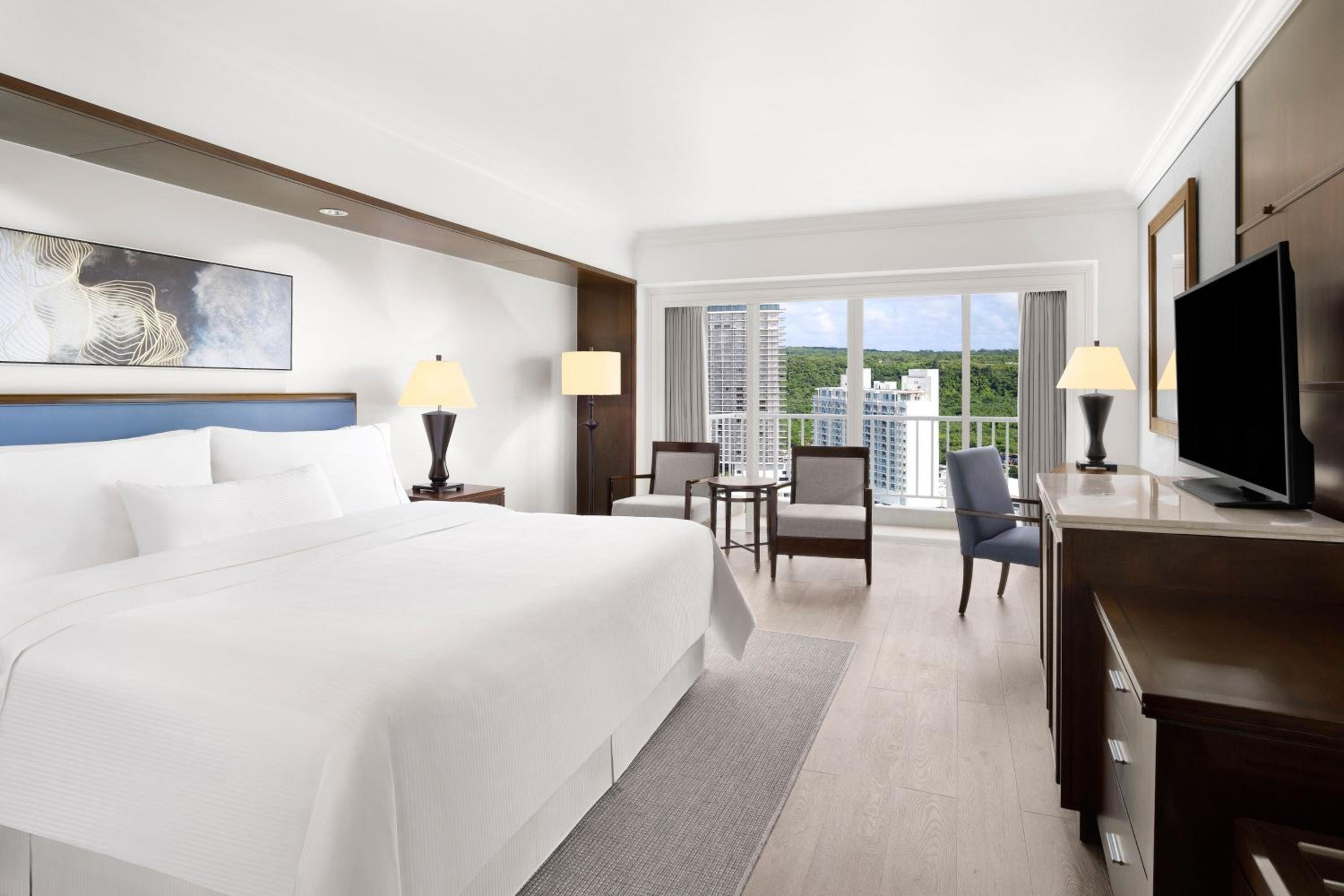 Executive level, Club Guest room, 1 king, Ocean view  High floor, Balcony - Photo 1