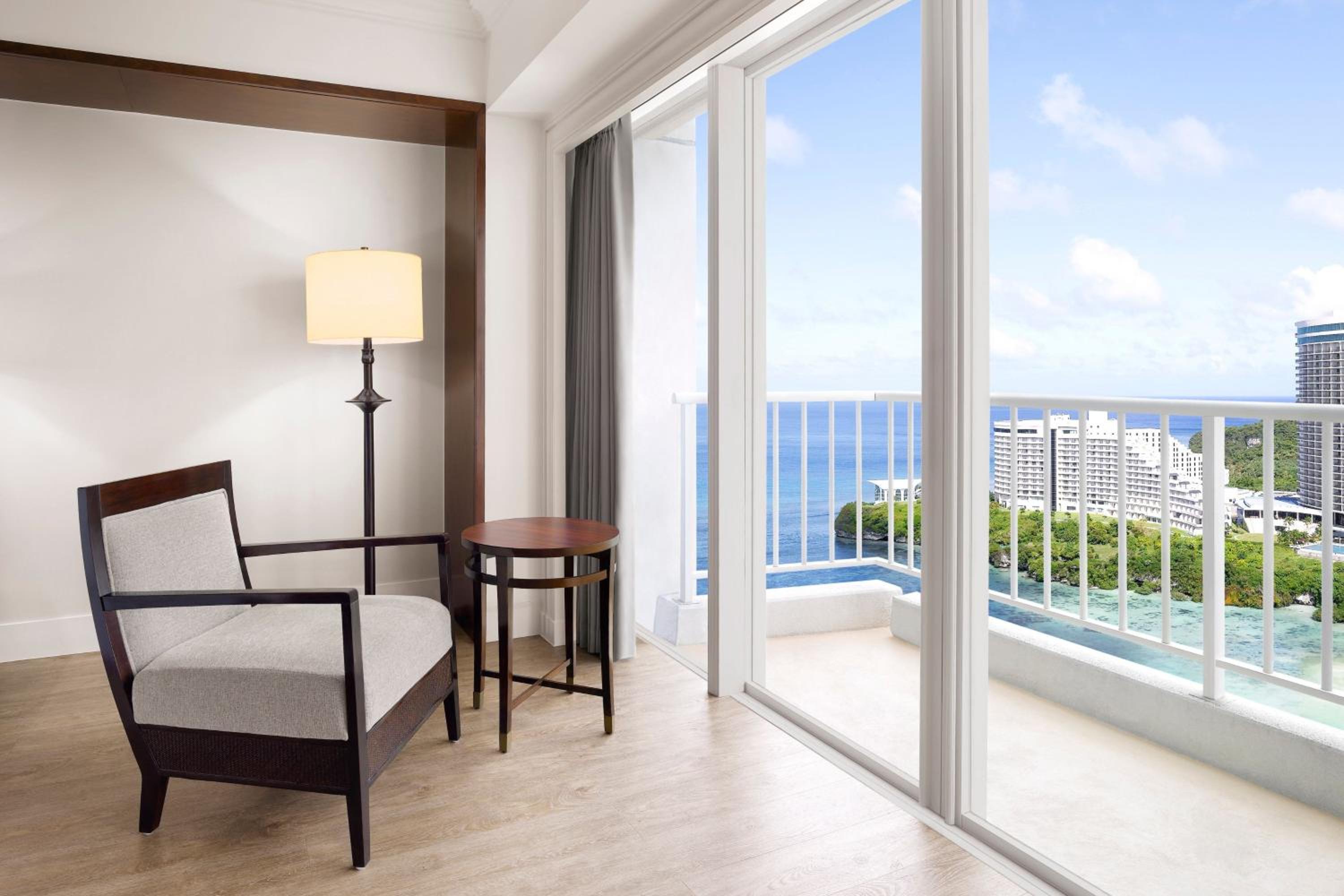Executive level, Club Guest room, 1 king, Ocean view  High floor, Balcony - Photo 2