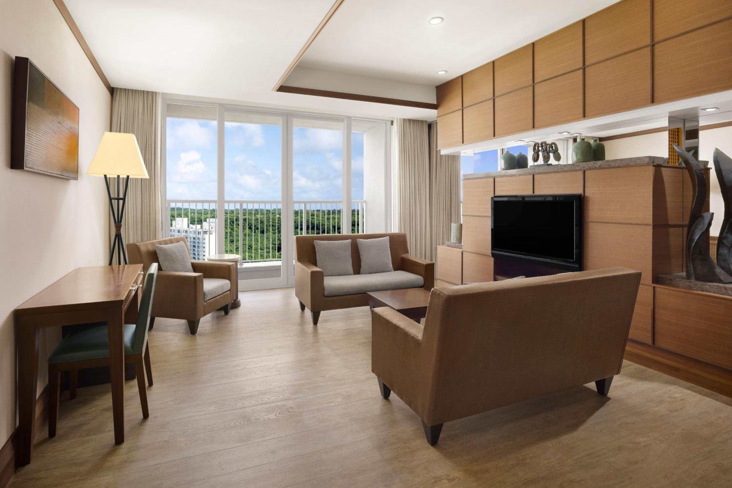 Suite Corner Room, 1 Bedroom Executive Suite, 1 King - Photo 1