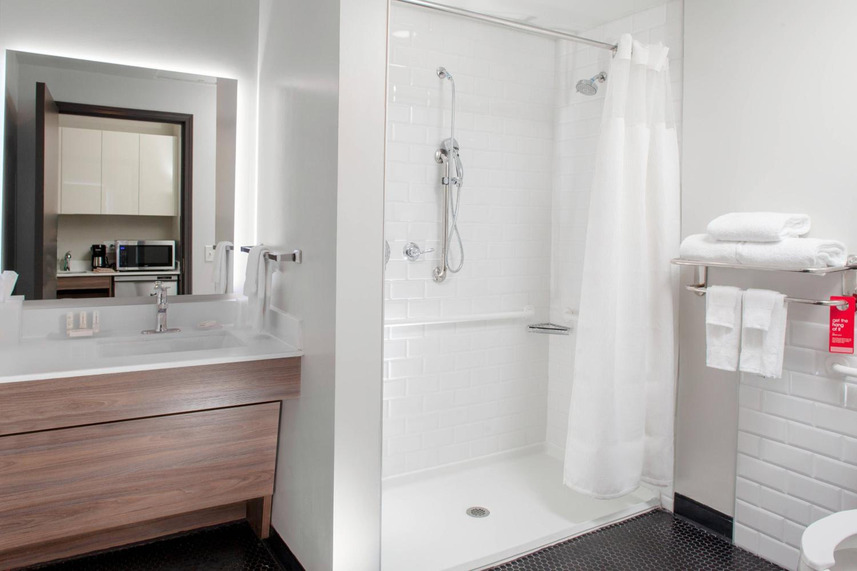 King Studio with Sofa Bed and Roll-in Shower - Mobility Accessible photo 3