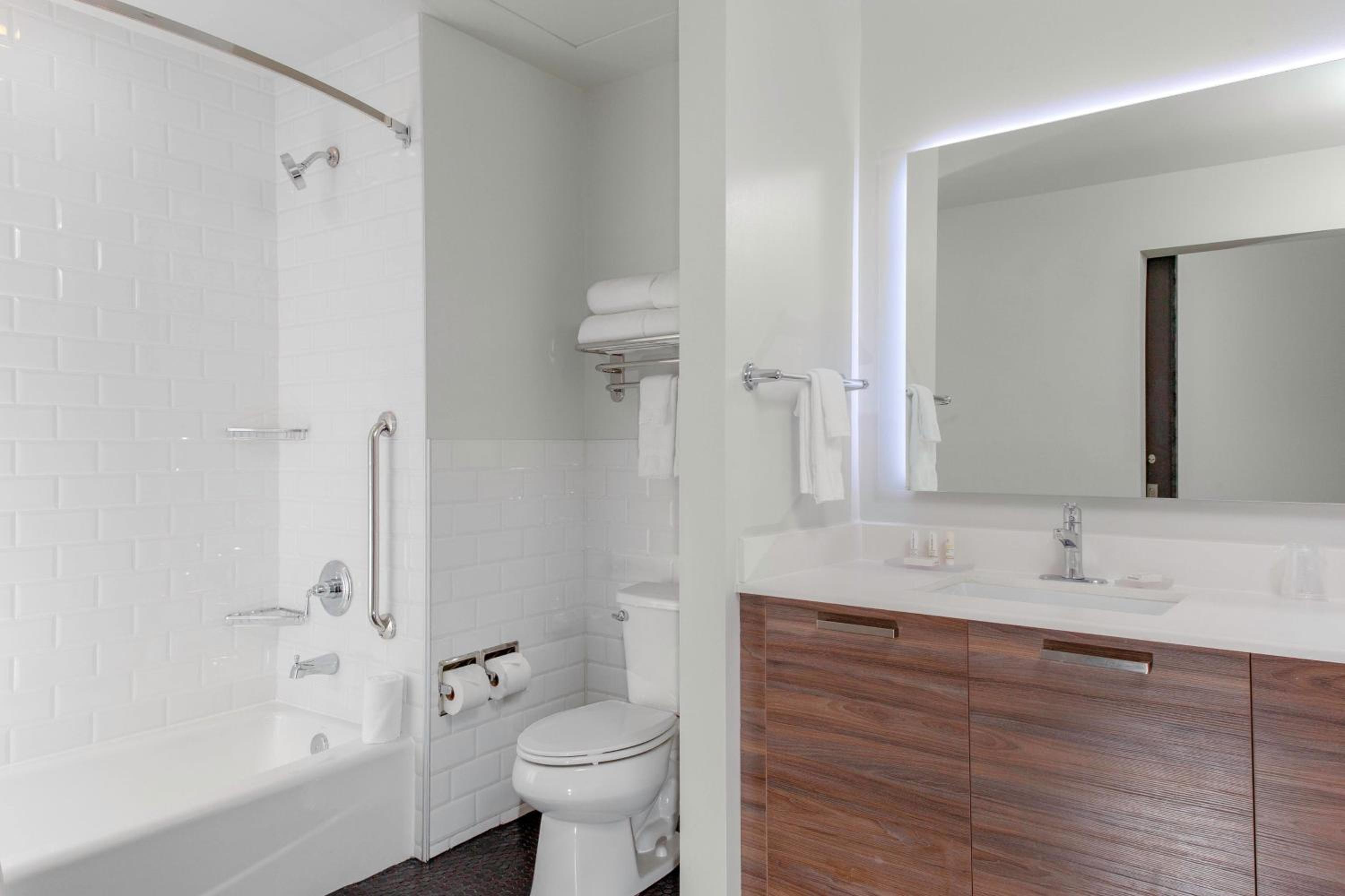 King Studio with Sofa Bed and Roll-in Shower - Mobility Accessible photo 2