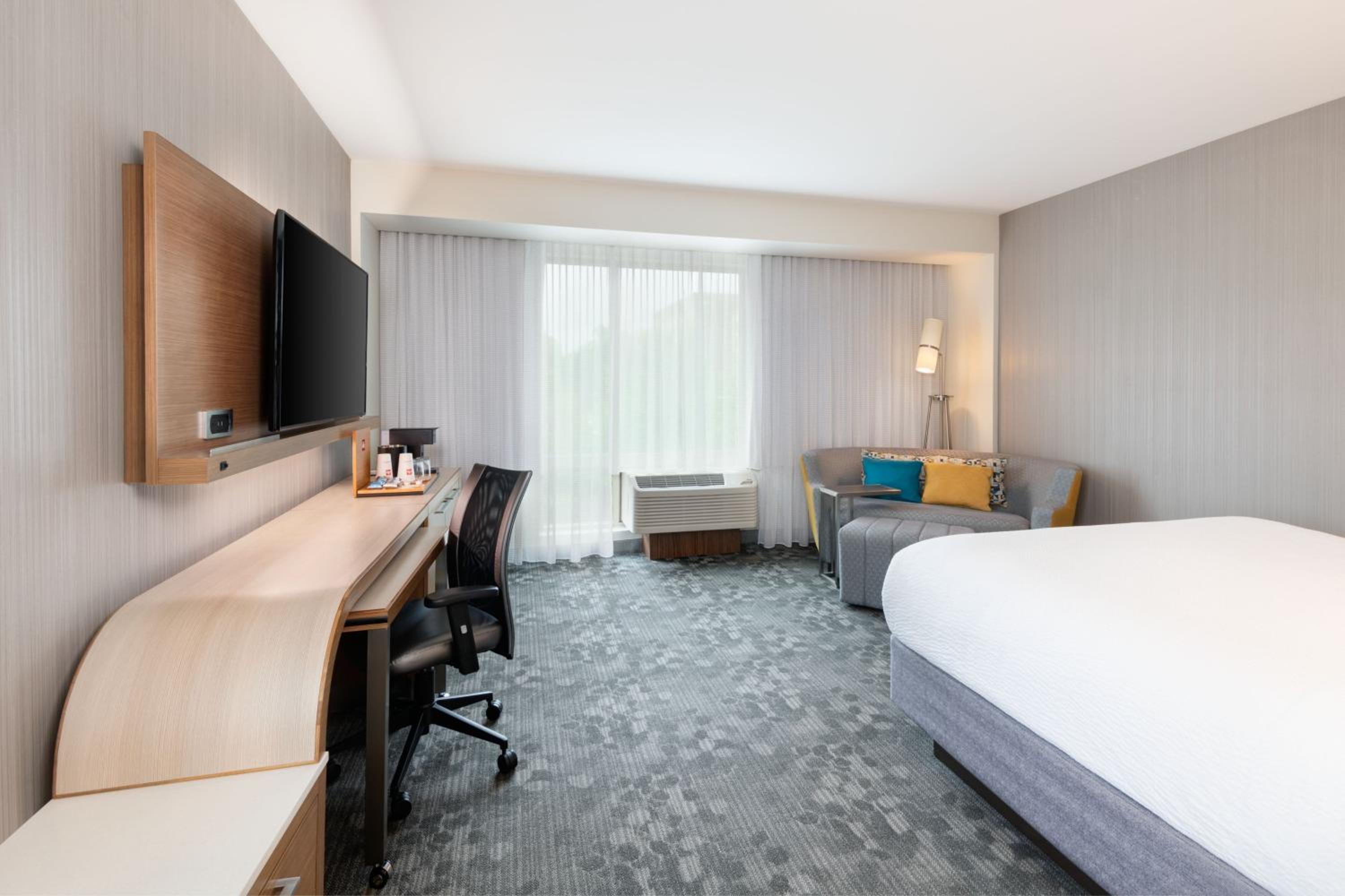 One-Bedroom Executive King Suite with Sofa Bed photo 2