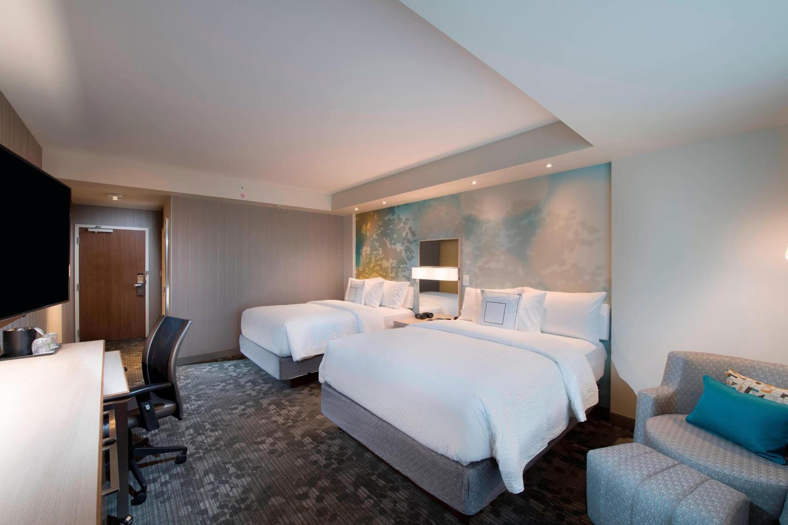 Queen Room with Two Queen Beds and Adapted Tub - Mobility and Hearing Accessible photo 2