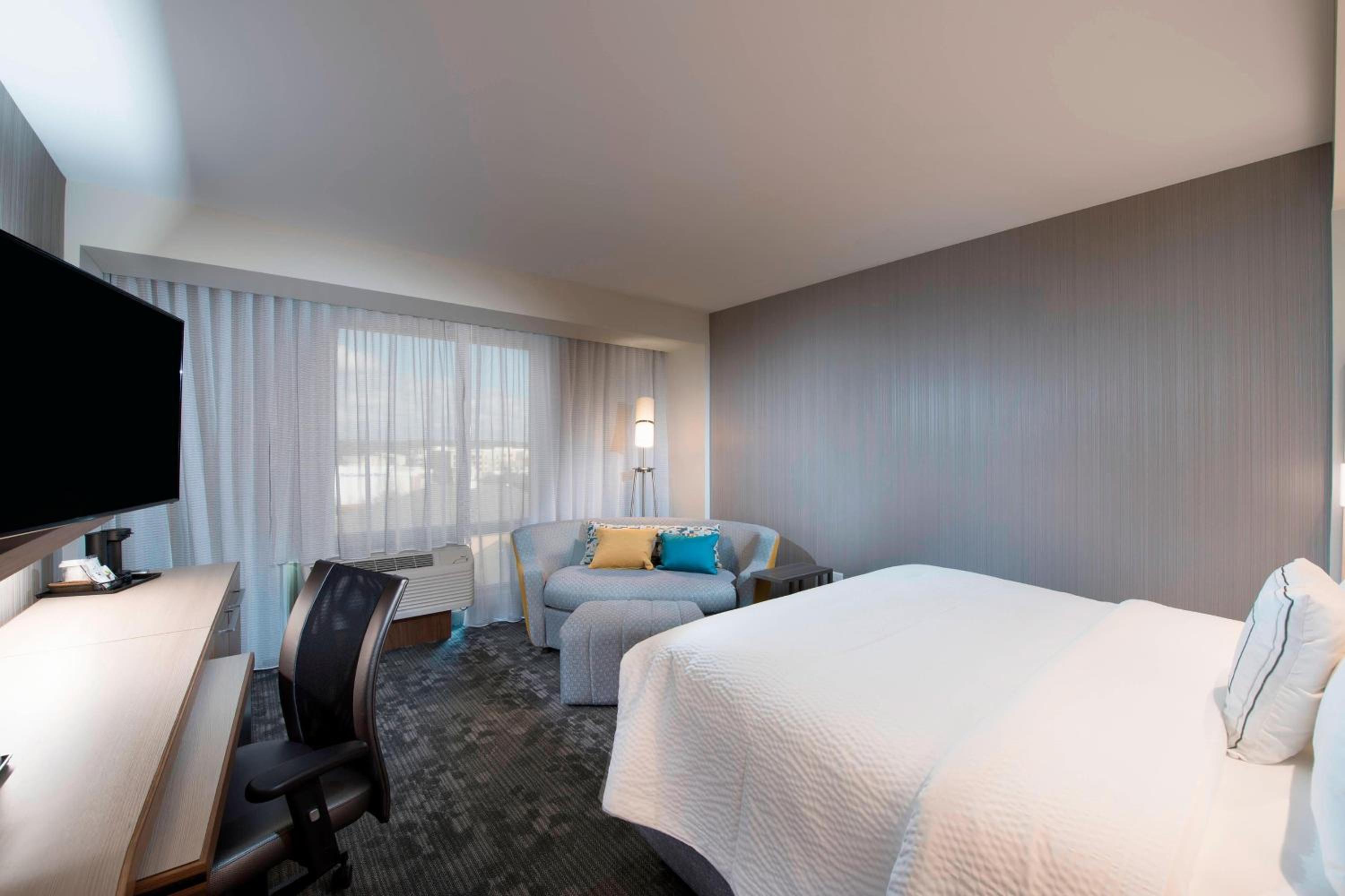One-Bedroom Executive King Suite with Sofa Bed photo 1