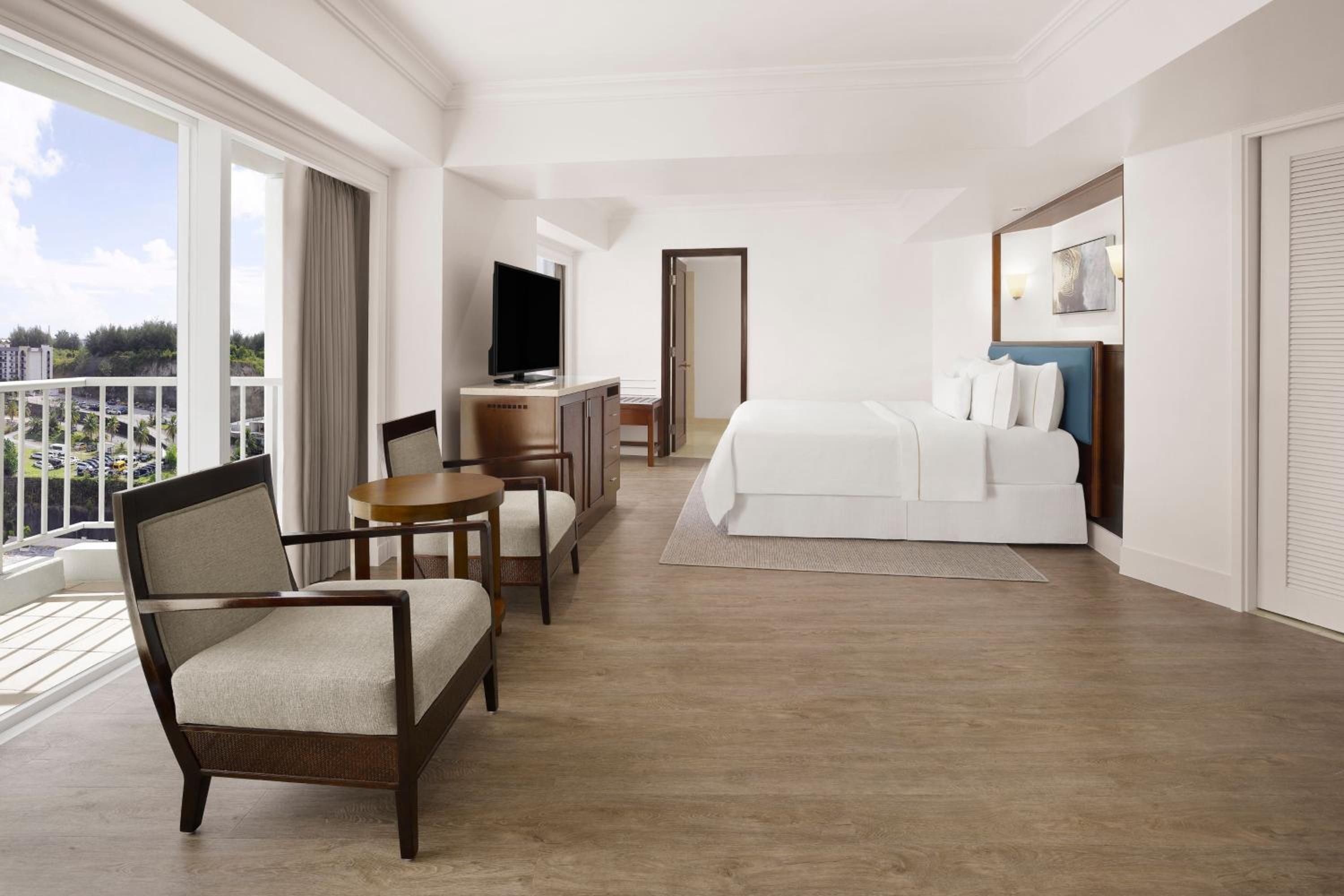 Superior Corner, Larger Guest room, 1 King, Hillside view photo 2