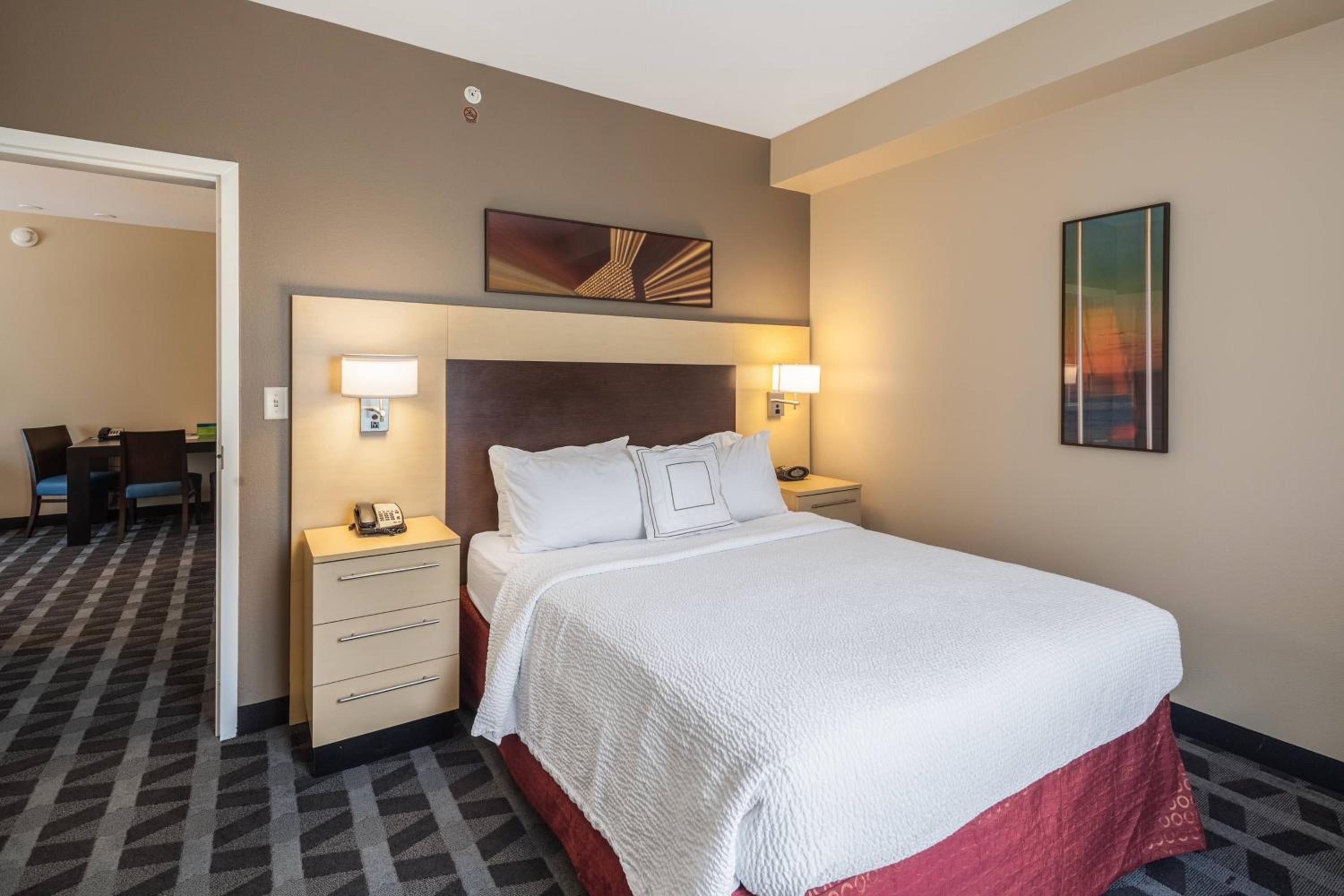 Two-Bedroom Suite - Photo 4