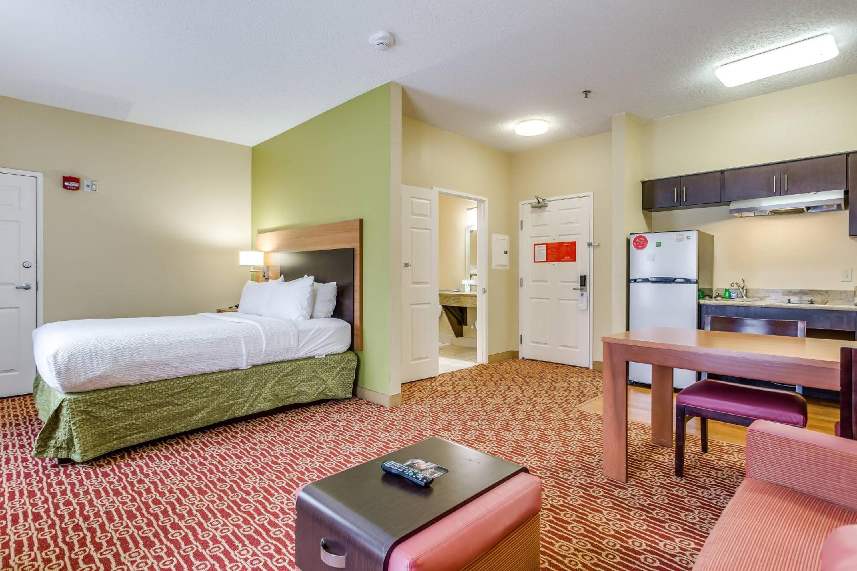 Queen Studio with Sofa Bed and Transfer Shower - Mobility and Hearing Accessible - Photo 4