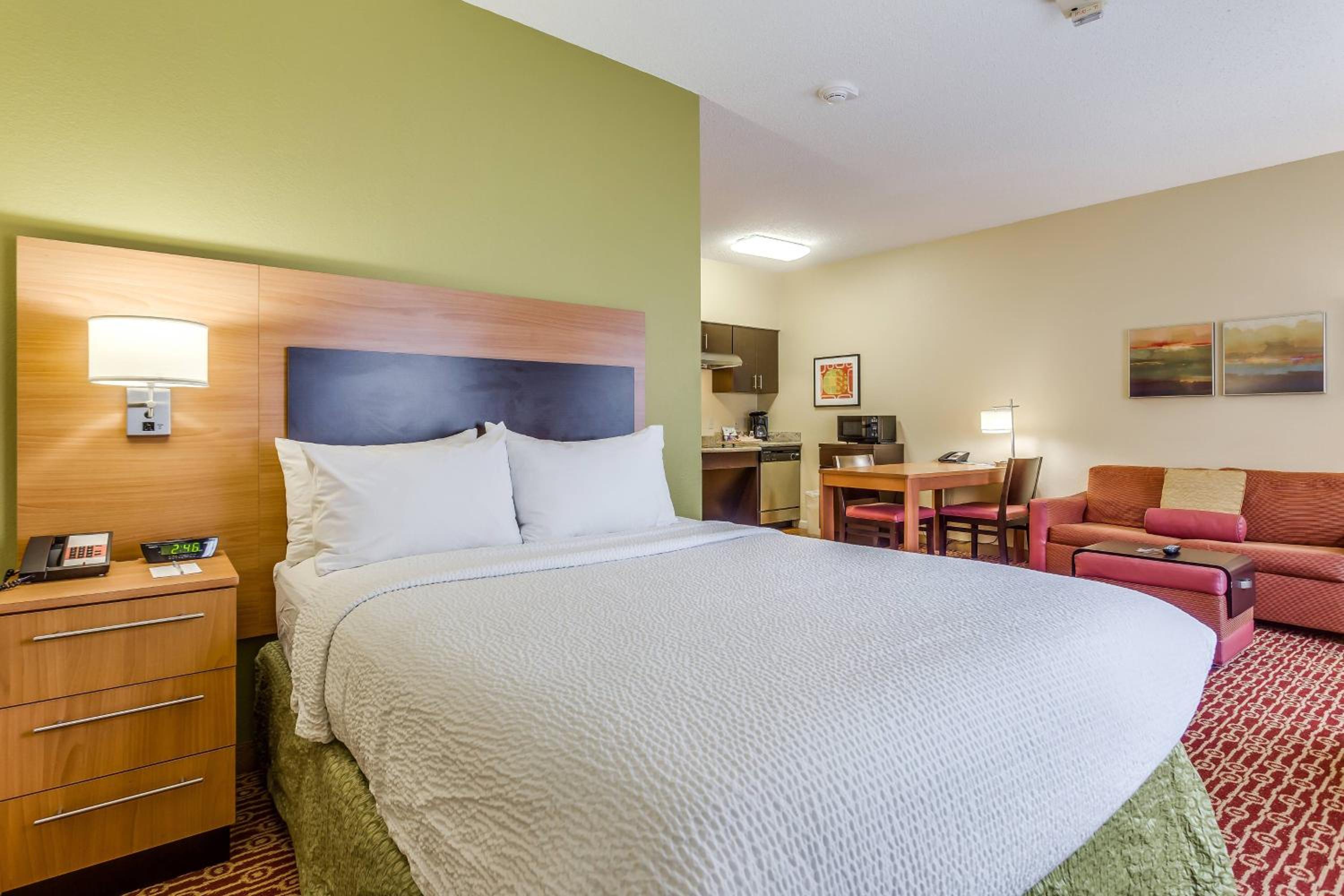 Queen Studio with Sofa Bed and Transfer Shower - Mobility and Hearing Accessible - Photo 5