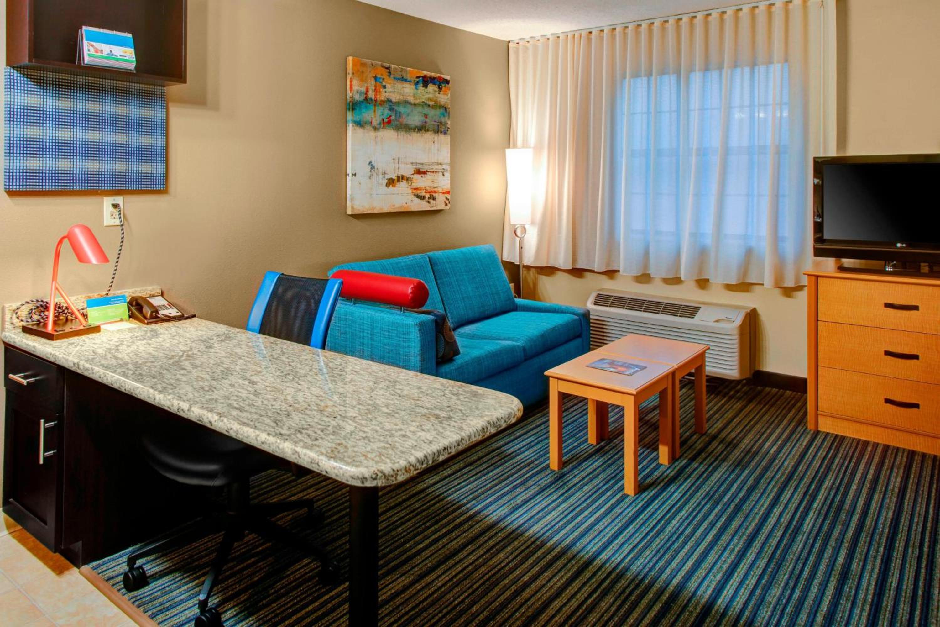 Queen Studio with Sofa Bed - Photo 4