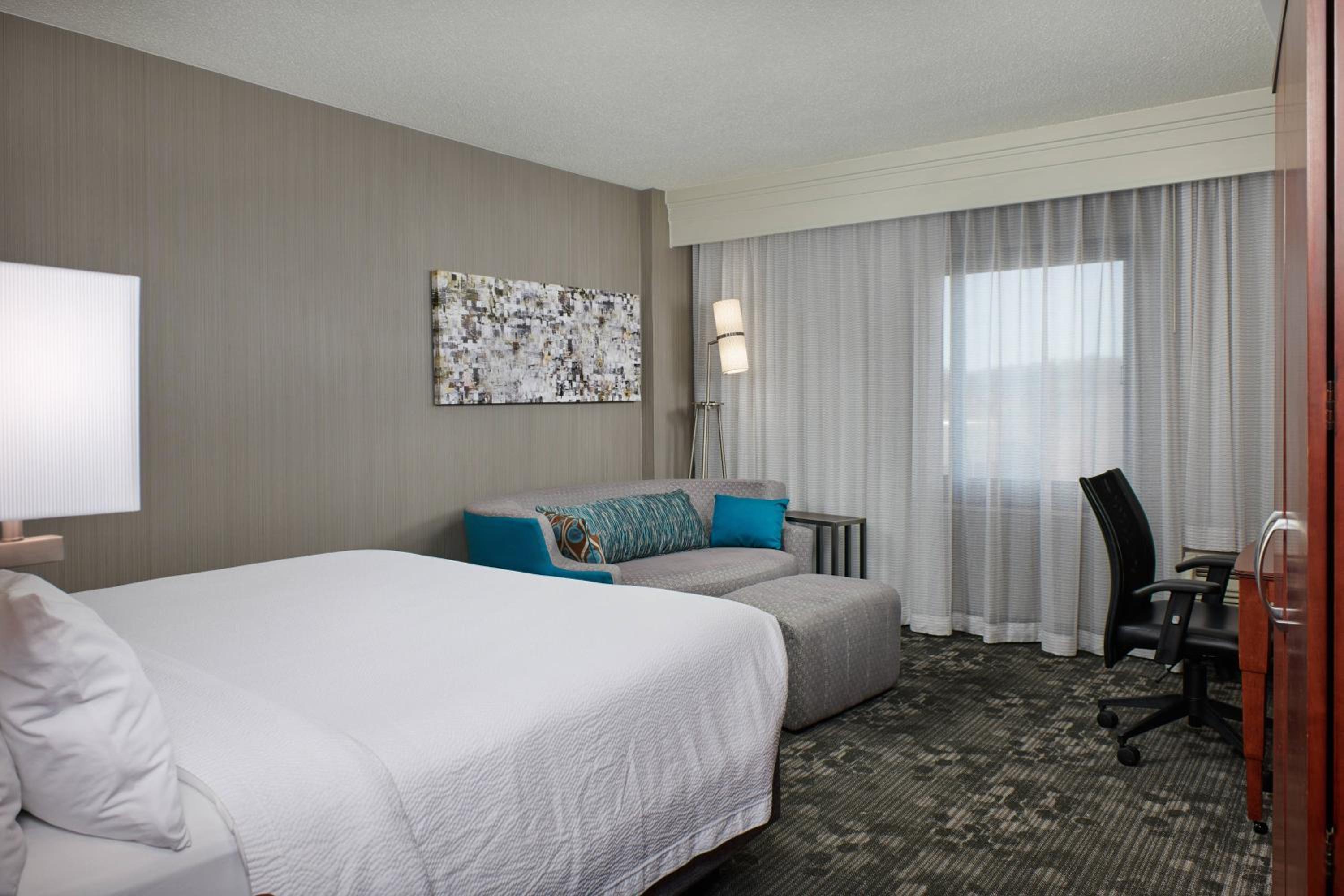 King Room with Sofa Bed - Photo 1