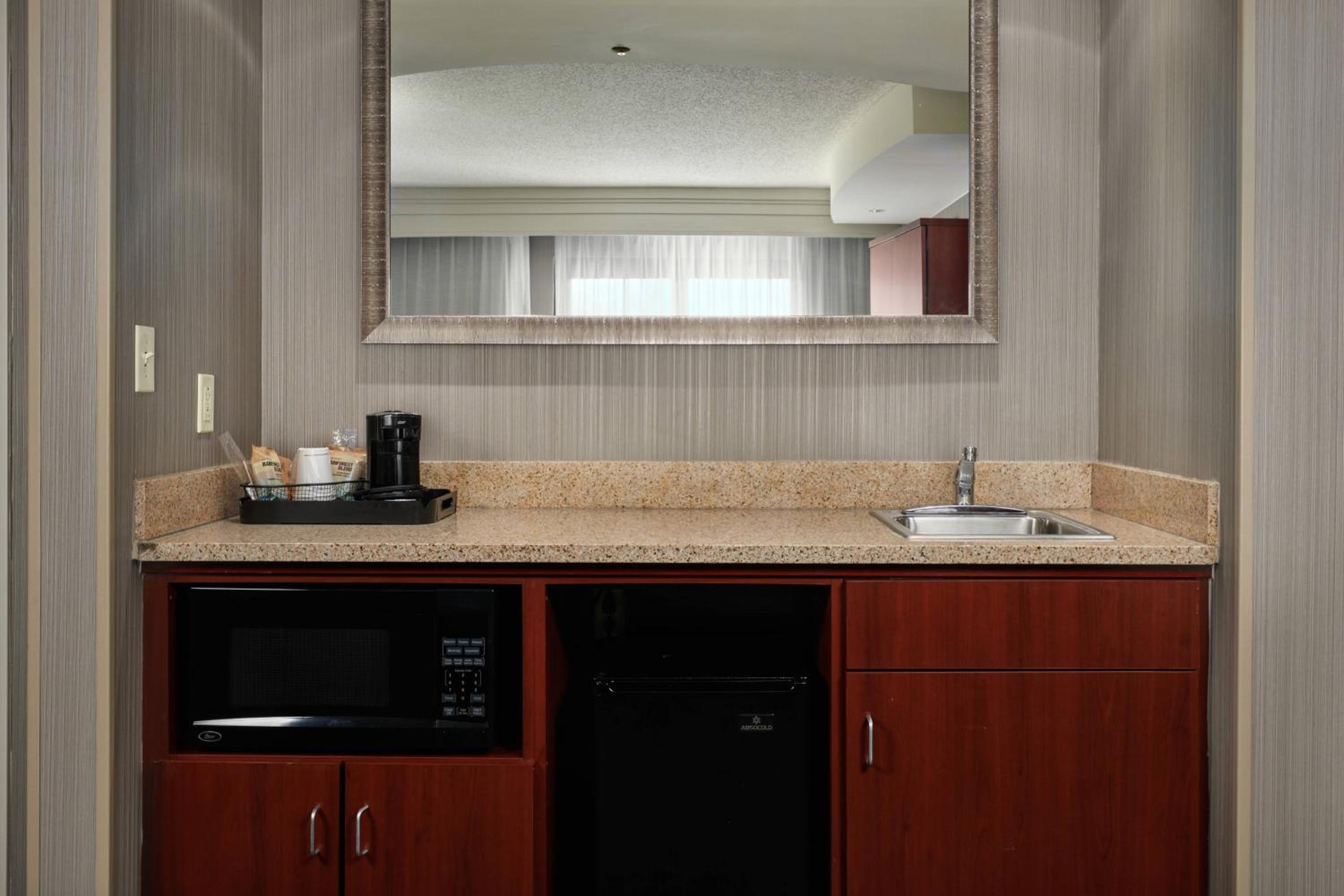 One-Bedroom King Suite with Sofa Bed and Balcony - Photo 3