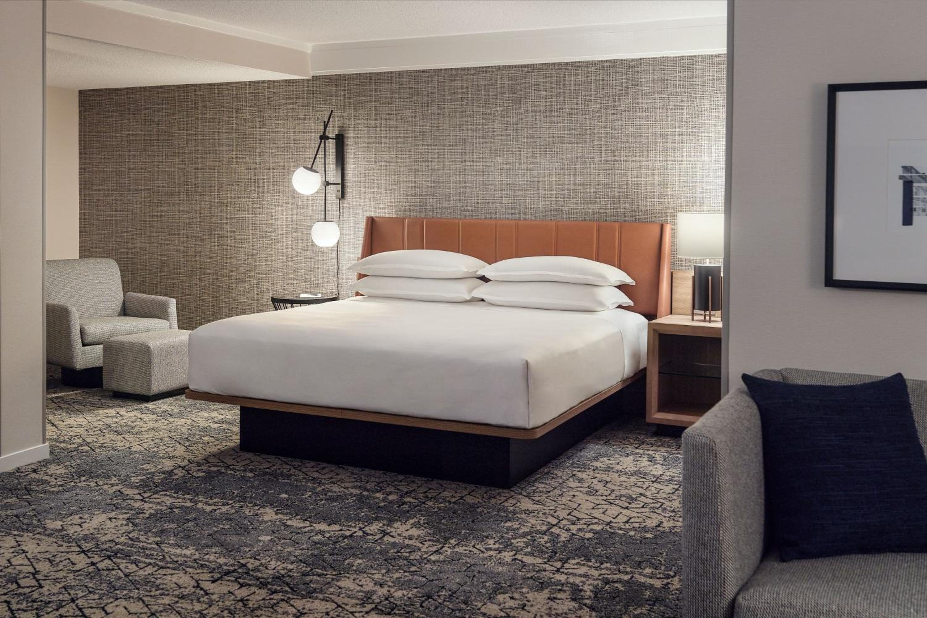 One-Bedroom King Suite - Club Access - Photo 2