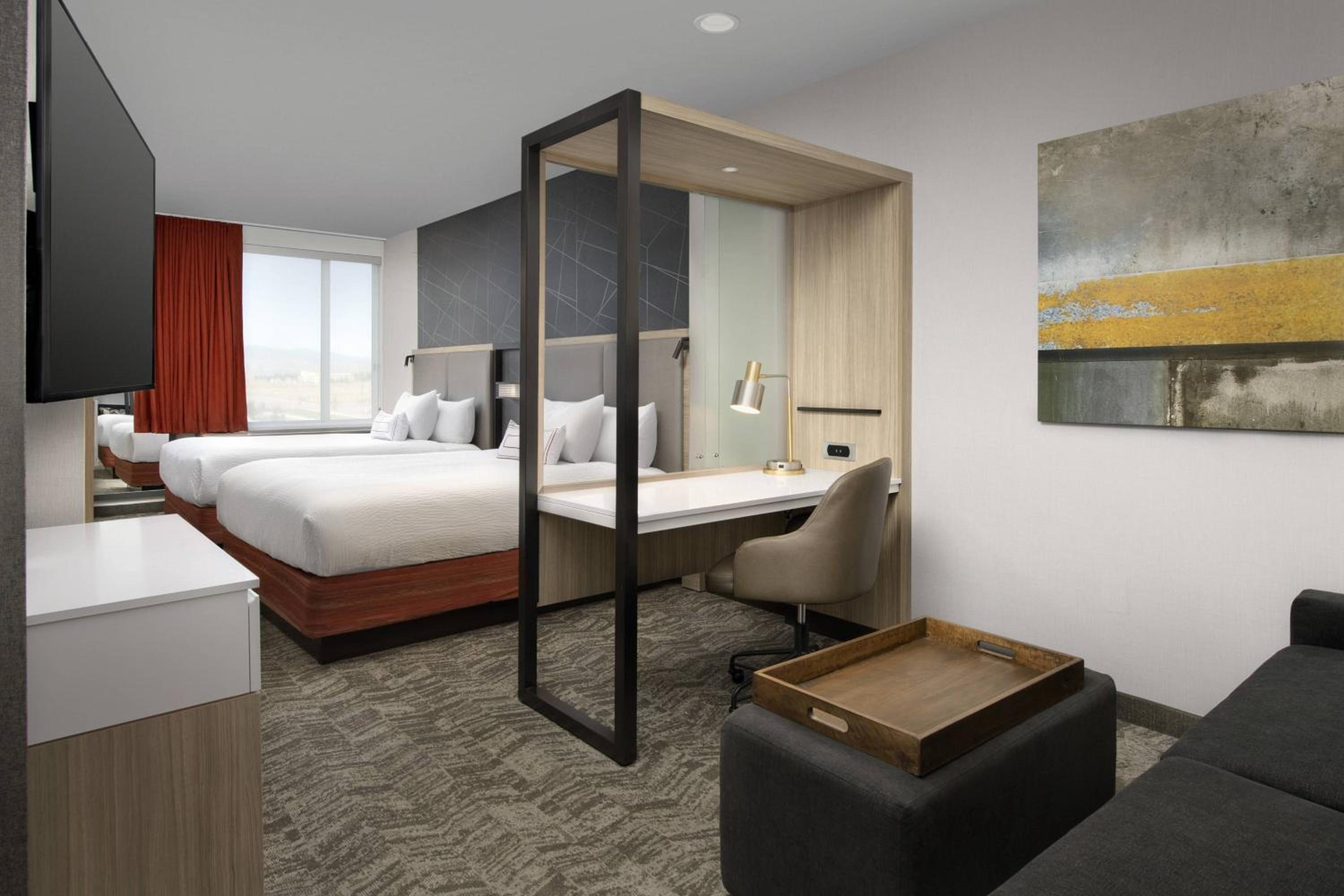 Suite, 2 Queen, Trundle bed